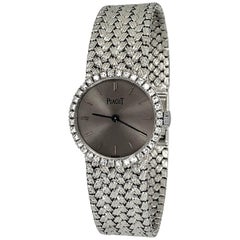 Piaget Damenuhr mit schiefergrauem Zifferblatt:: Diamantlünette und einzigartigem Flechtband