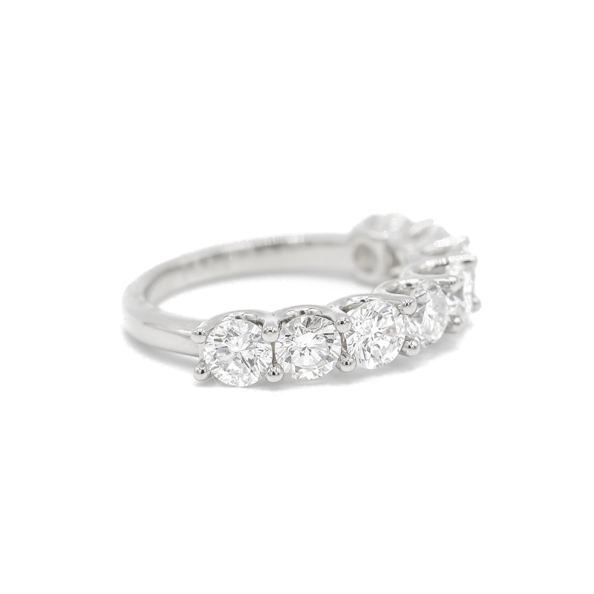 Eine Damen maßgeschneiderte polierte Platin acht Kreuz, Diamant Hochzeit, halb Ewigkeit Ring mit einem weichen quadratischen Schaft. Der Ring hat die Größe 7, ist 1,73 mm dick und misst etwa 2,42 mm in der Breite und wiegt insgesamt 6,20 Gramm.