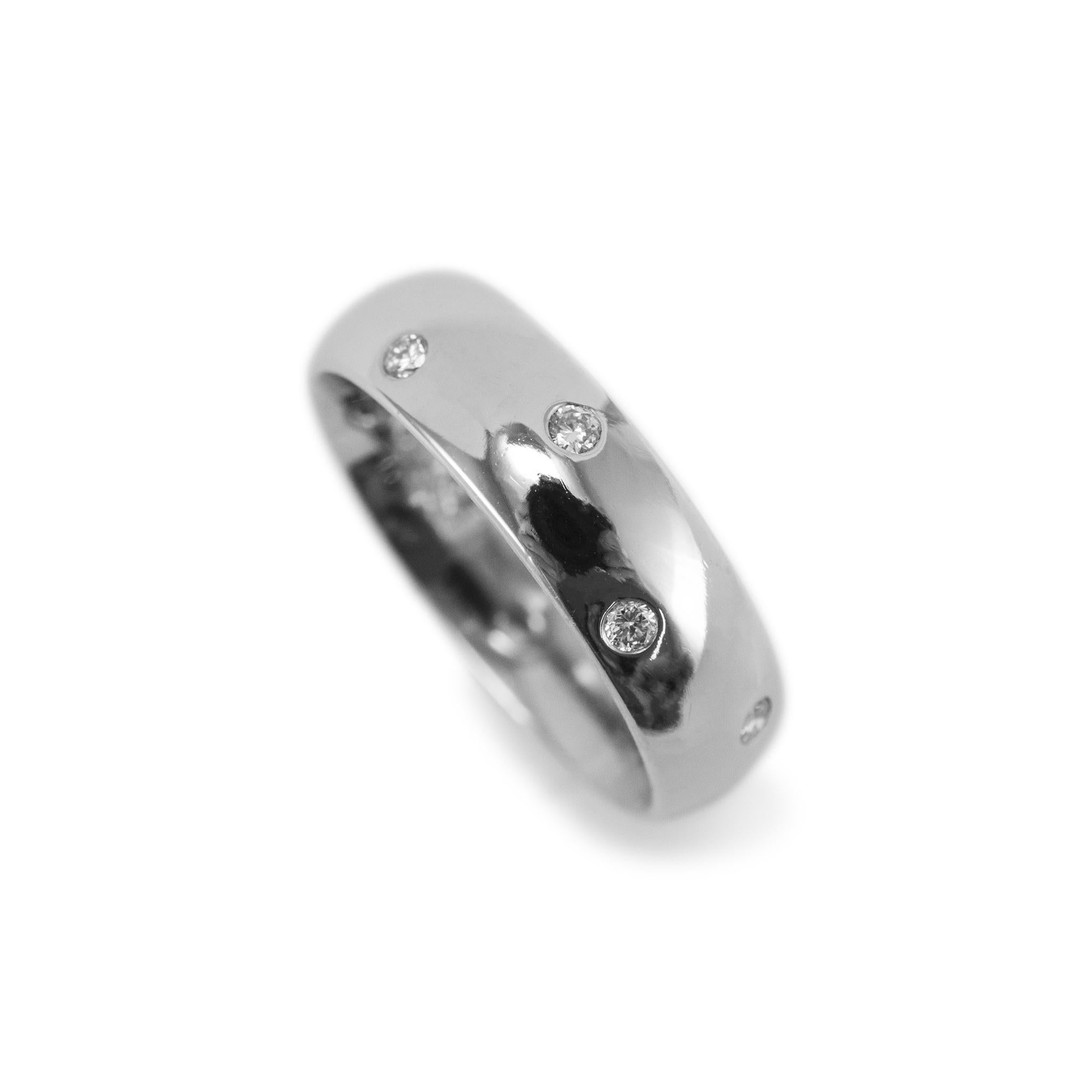Genere: Donna

Tipo di metallo: Platino

Misura dell'anello: 5

Larghezza: 5,20 mm

Peso: 7.64 grammi

Fascia da donna in platino 900 con diamante e gambo a metà giro. Inciso con 