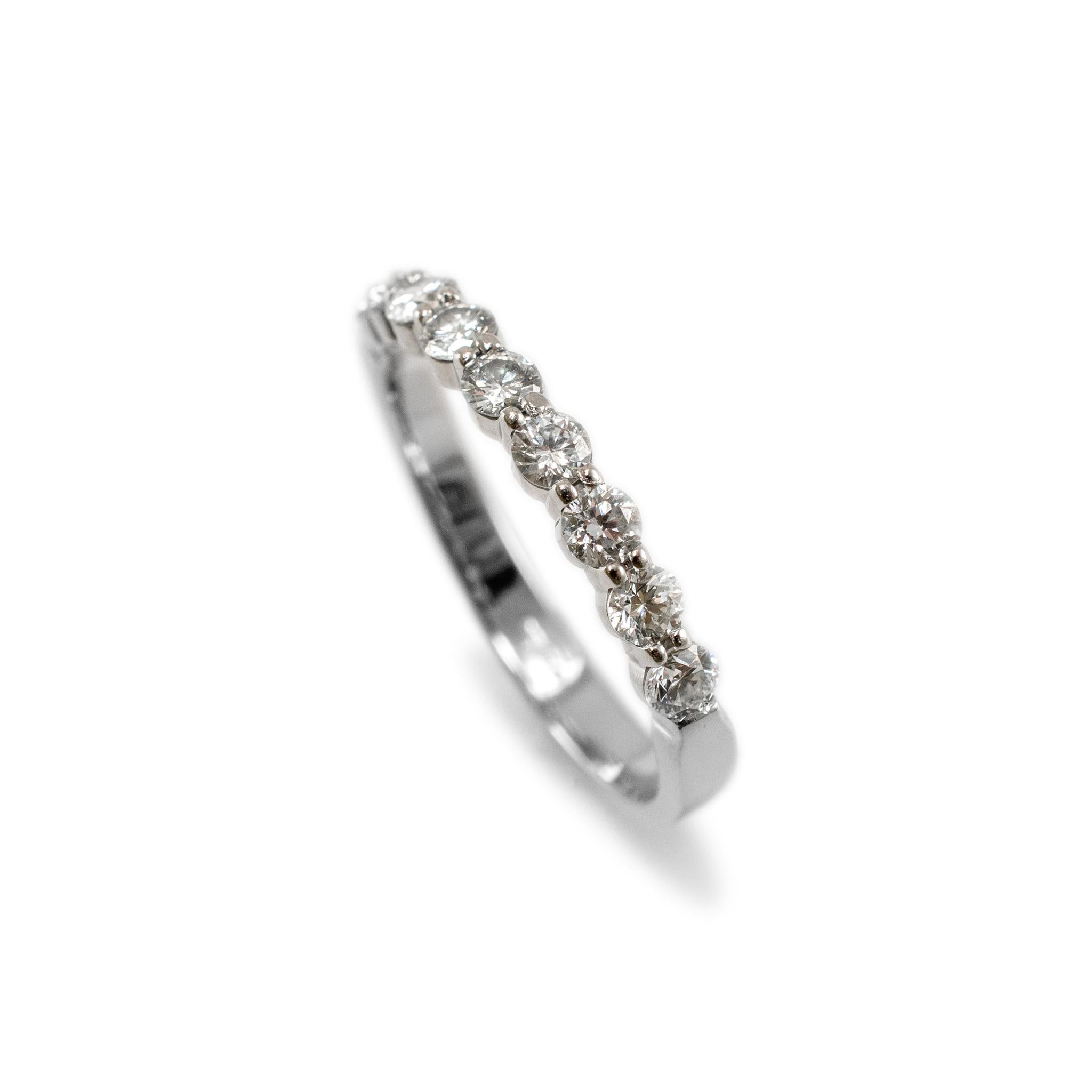 Geschlecht: Damen

Metall Typ: 950 Platin

Ringgröße: 7

Breite: 2,50 mm

Gewicht: 3,29 Gramm

Eine Damen 950 Platin Diamant Hochzeit semi-eternity Band mit einem halbrunden Schaft.Das Metall wurde getestet und als 950er Platin eingestuft.