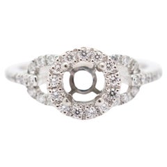 Bague de fiançailles pour femmes en platine avec halo de diamants ronds accentués