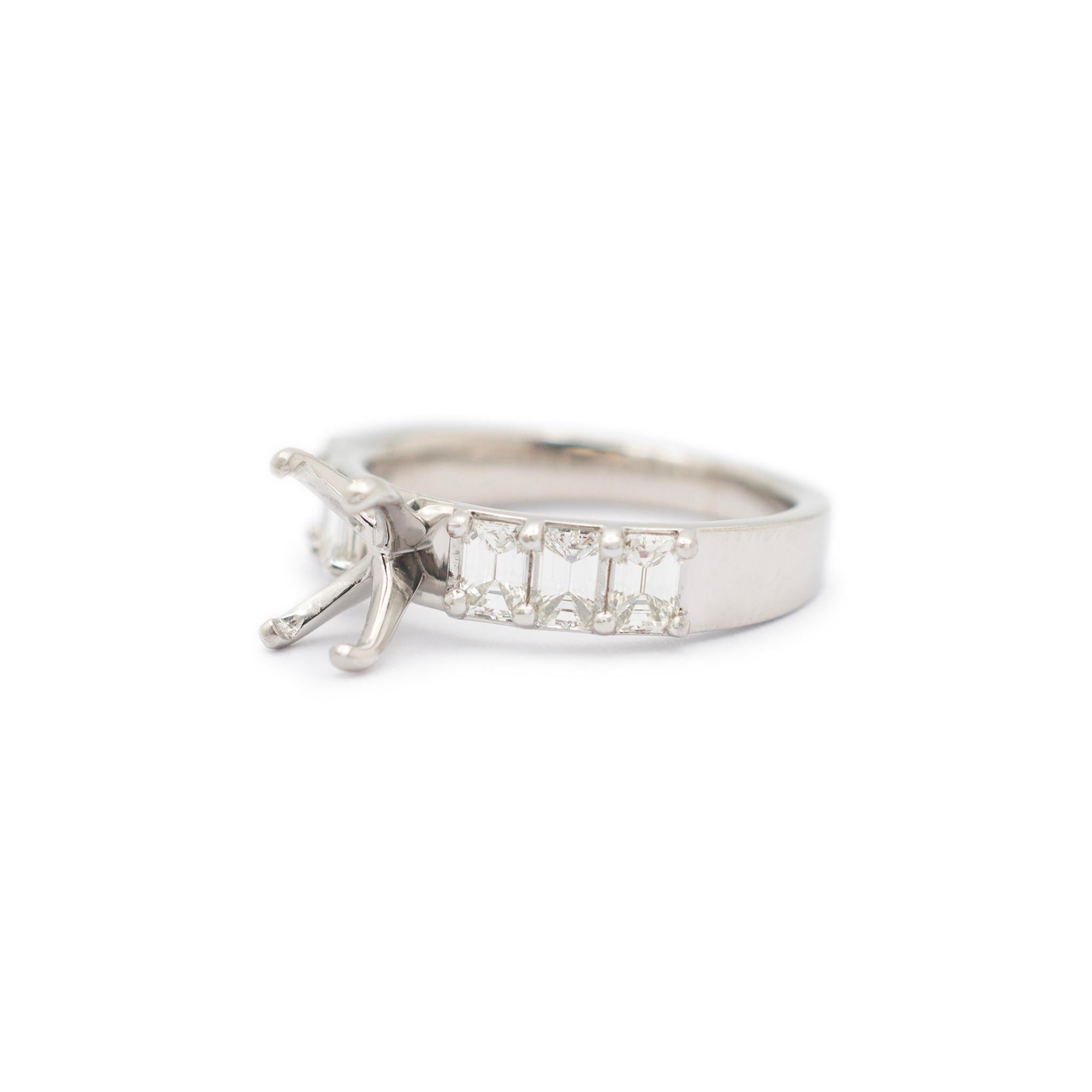 Taille émeraude Bague de fiançailles pour dames en platine avec anneau ovale et diamant taille émeraude en vente
