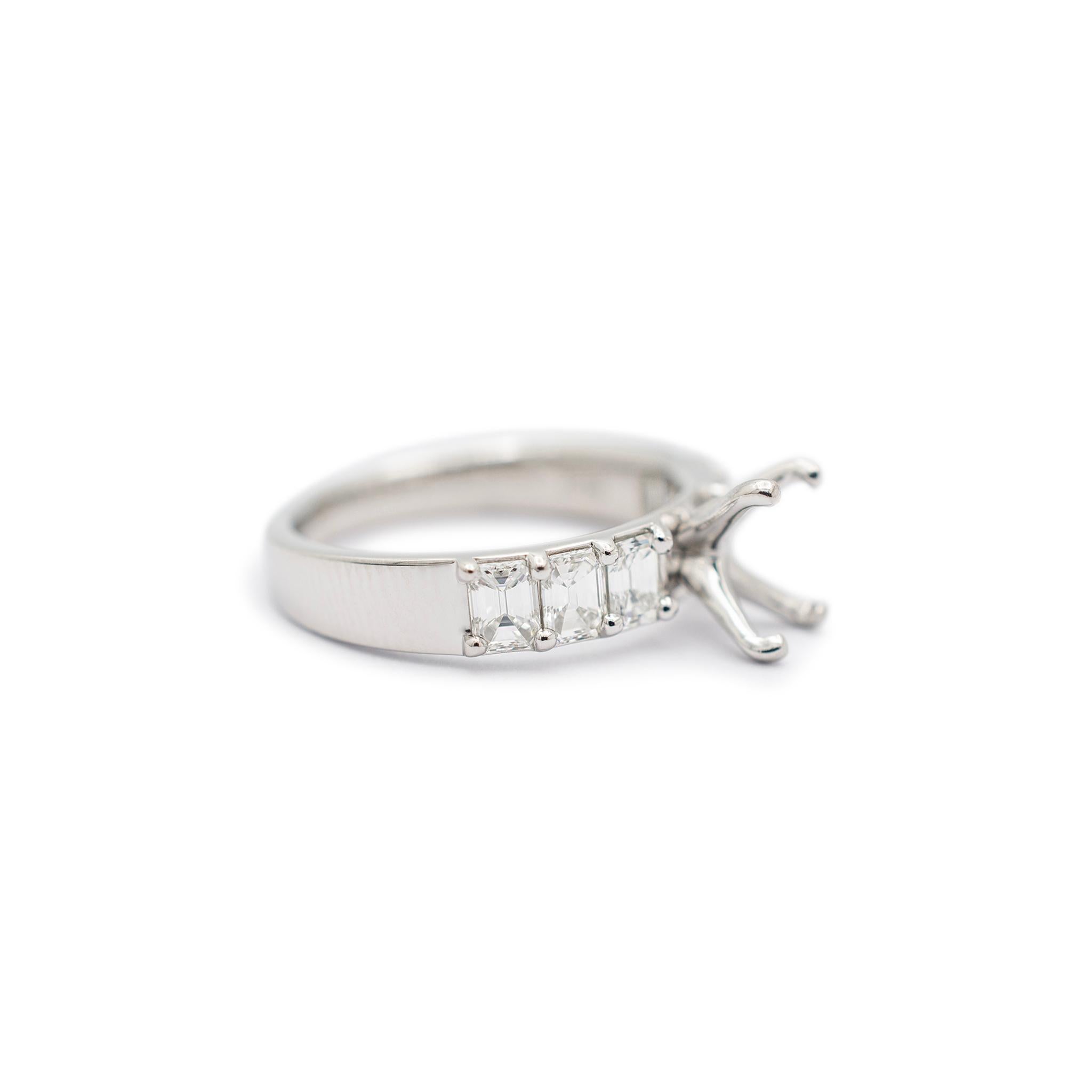 Bague de fiançailles pour dames en platine avec anneau ovale et diamant taille émeraude Excellent état - En vente à Houston, TX