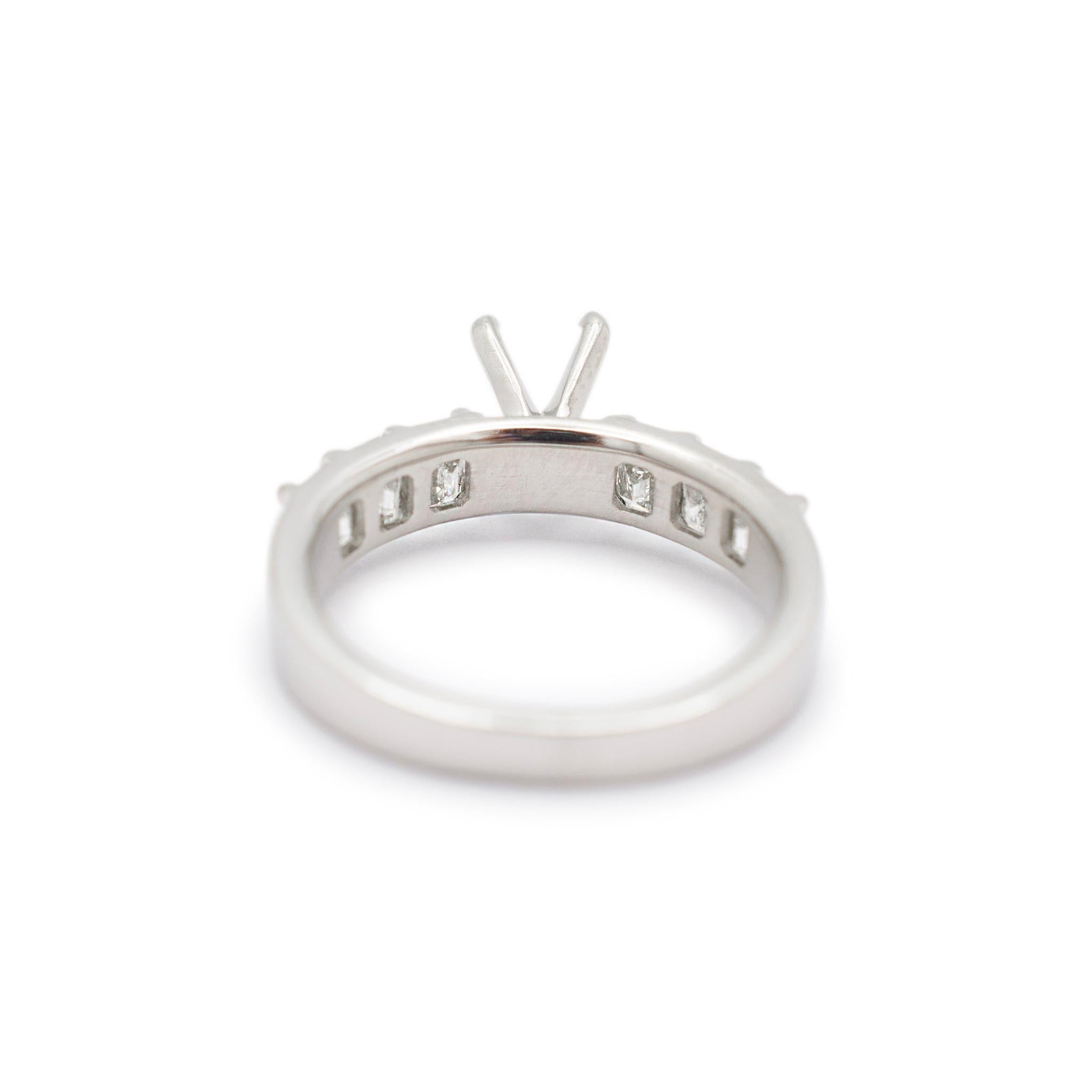 Bague de fiançailles pour dames en platine avec anneau ovale et diamant taille émeraude Pour femmes en vente