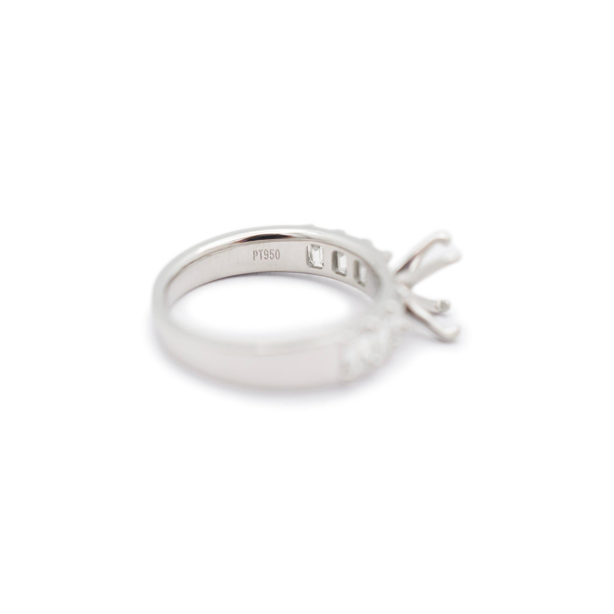 Bague de fiançailles pour dames en platine avec anneau ovale et diamant taille émeraude en vente 1