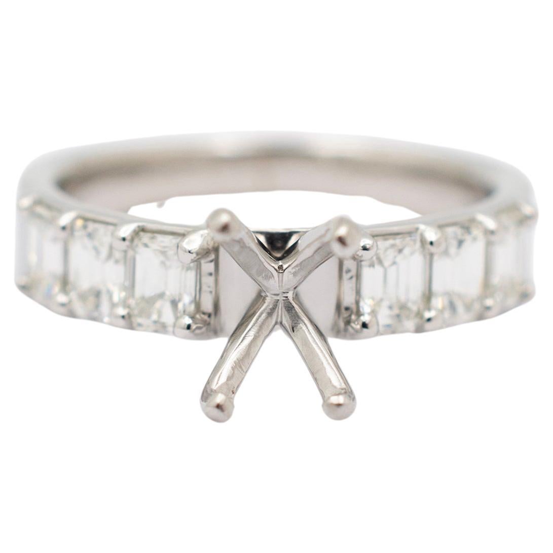 Bague de fiançailles pour dames en platine avec anneau ovale et diamant taille émeraude en vente