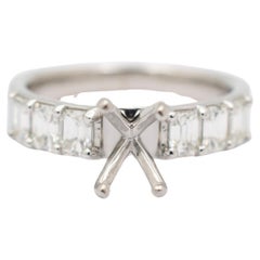 Bague de fiançailles pour dames en platine avec anneau ovale et diamant taille émeraude