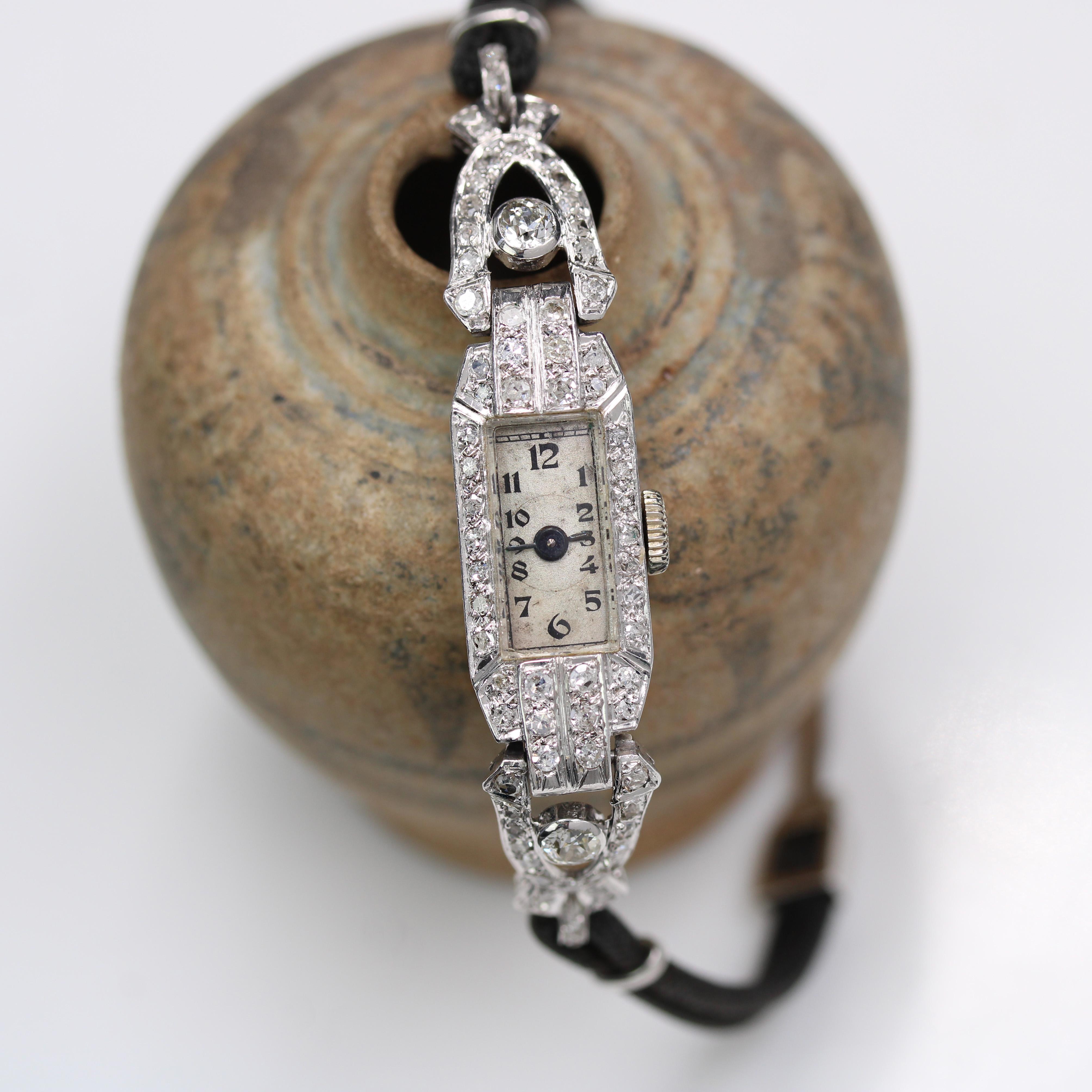 Art déco Montre-bracelet mcanique Art dco franaise en platine, or blanc et diamants, pour femmes, 1925 en vente