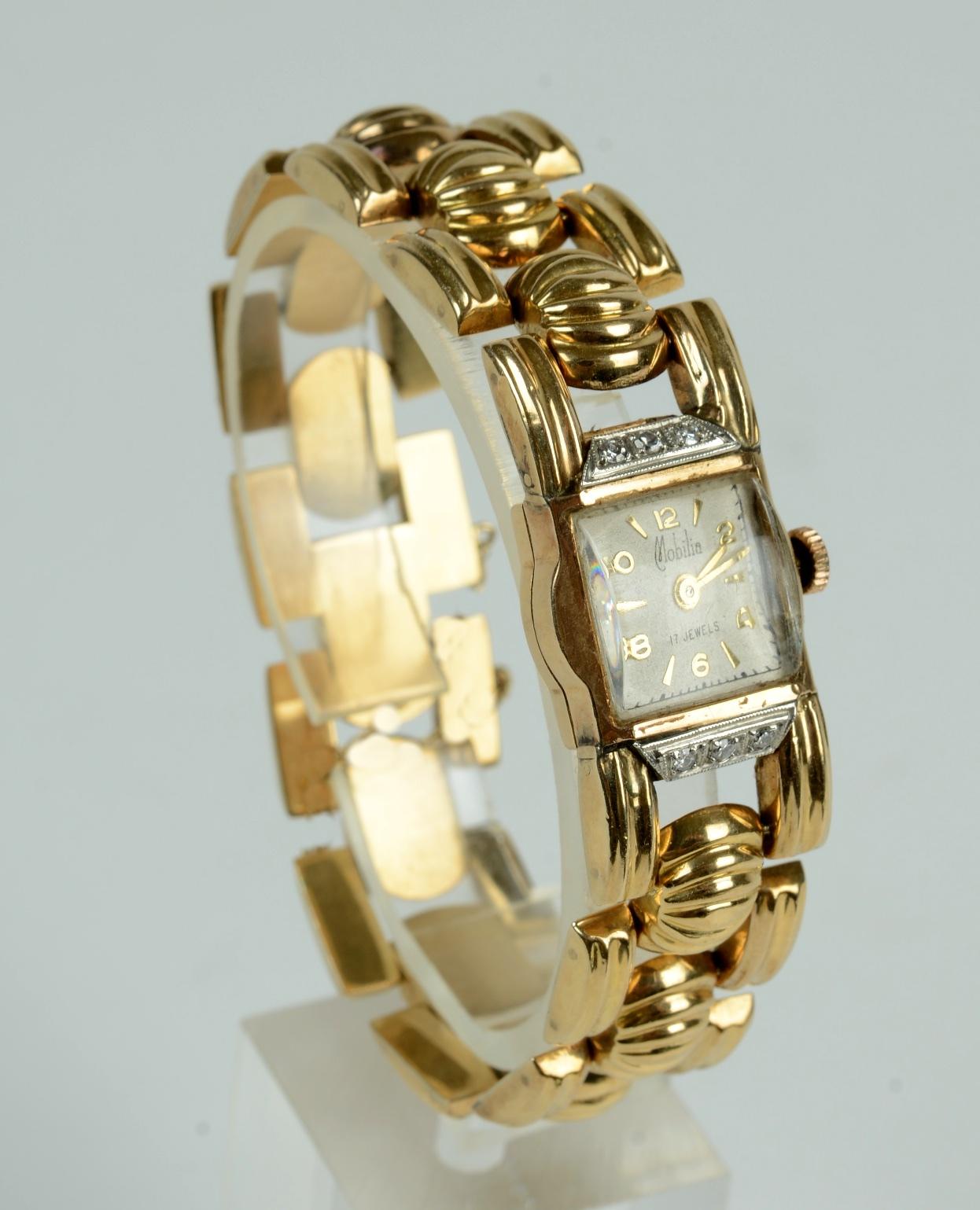 Damen Retro 18k Gelbgold und Diamant Armbanduhr, c1940's. Das Armband besteht aus elf gerippten, gelenkig gelagerten Kugeln mit einem verdeckten Verschluss und einer Sicherheitskette. Das modifizierte tourneauförmige Zifferblatt ist mit 