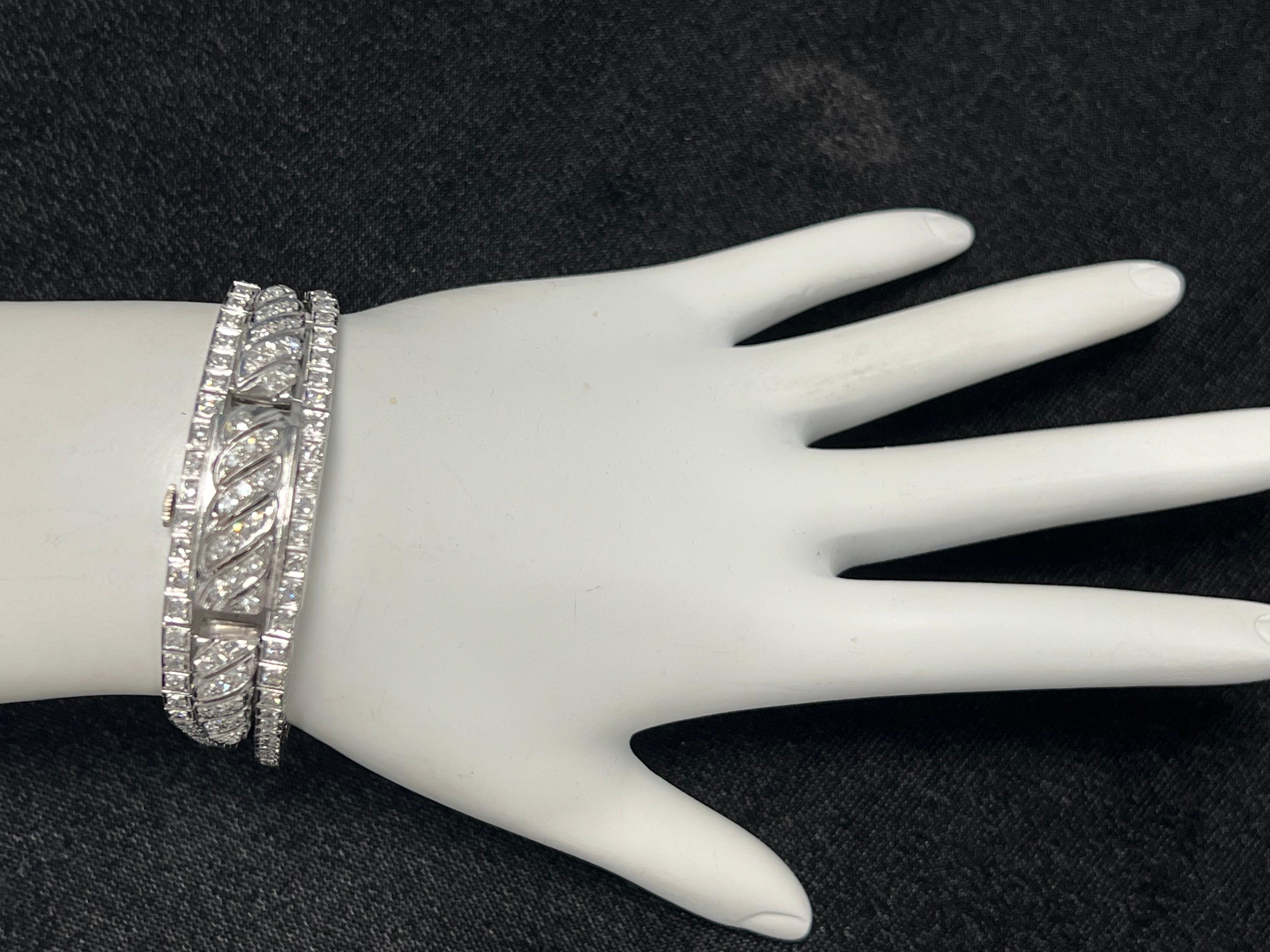 Taille simple Montre mécanique rétro pour femmes en or et diamants naturels de 3,66 carats, c. 1940 en vente