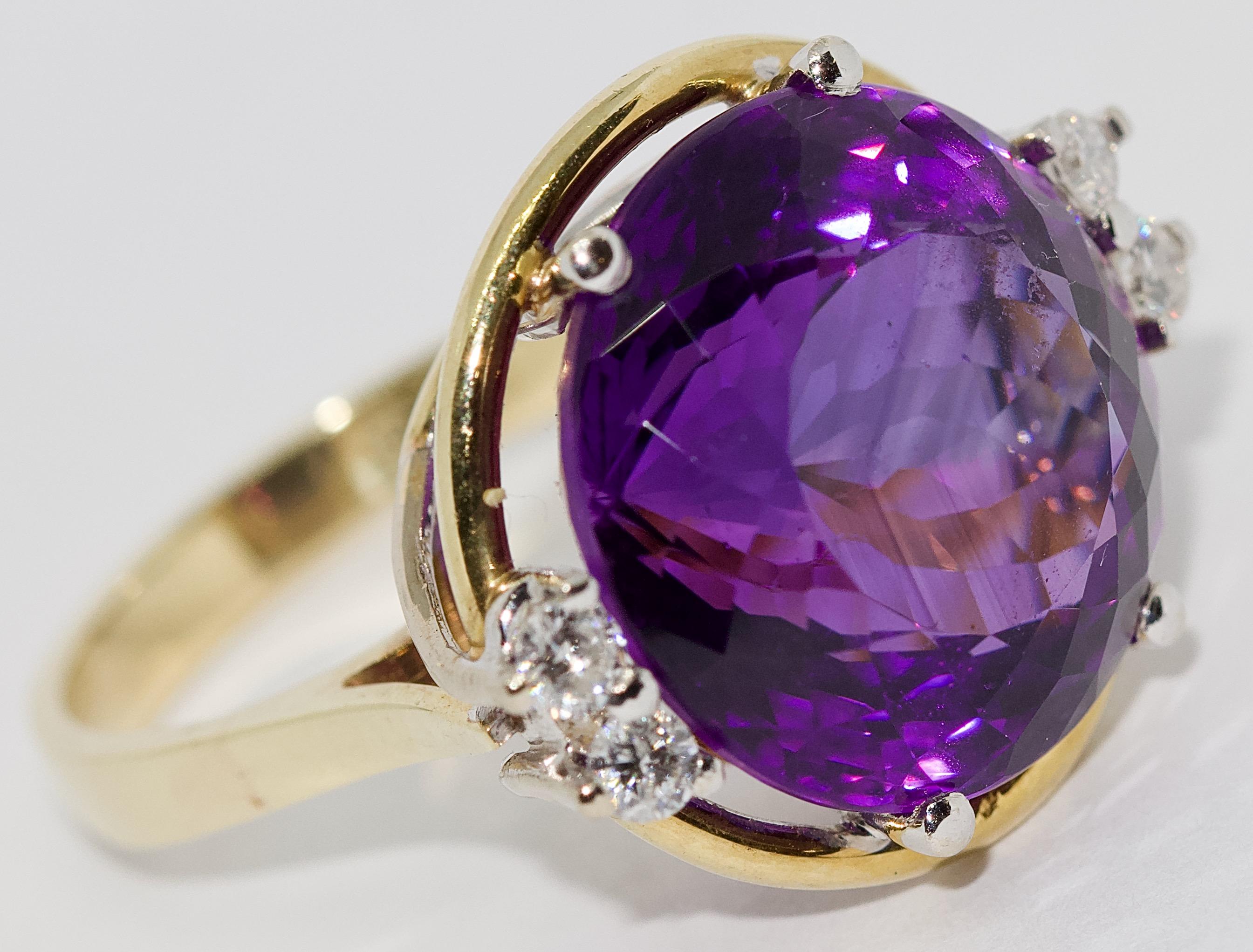 Eye-catching ladies' luxury ring, 14k gold with large faceted amethyst and diamonds.

Including certificate of authenticity.

US ring size 8.
On request we can adjust the ring size expertly.