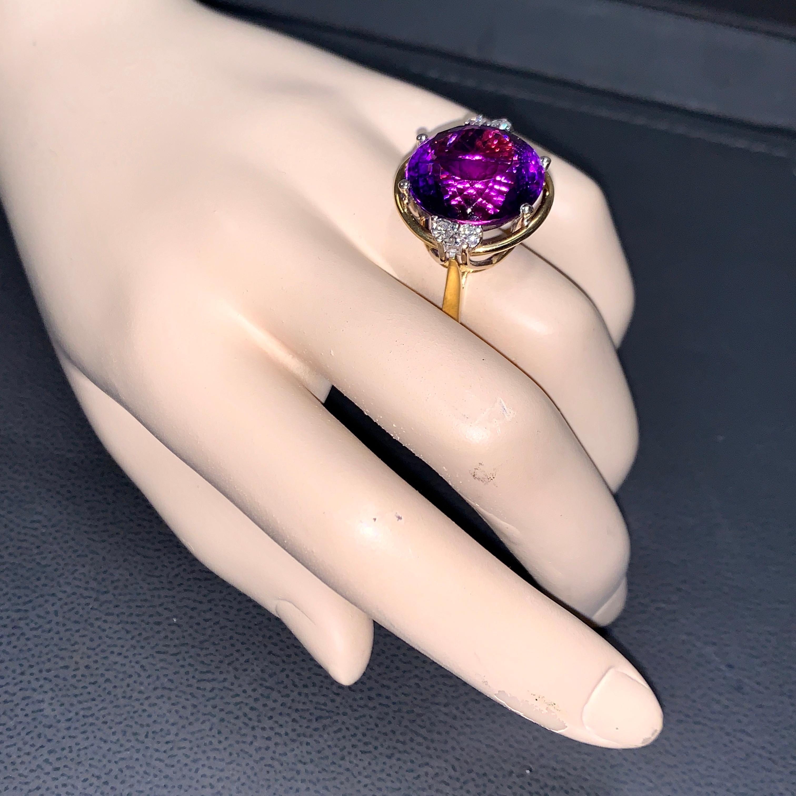 Ladies Ring, 14 Karat Gold with Large Faceted Amethyst and Diamonds In Good Condition For Sale In Berlin, DE
