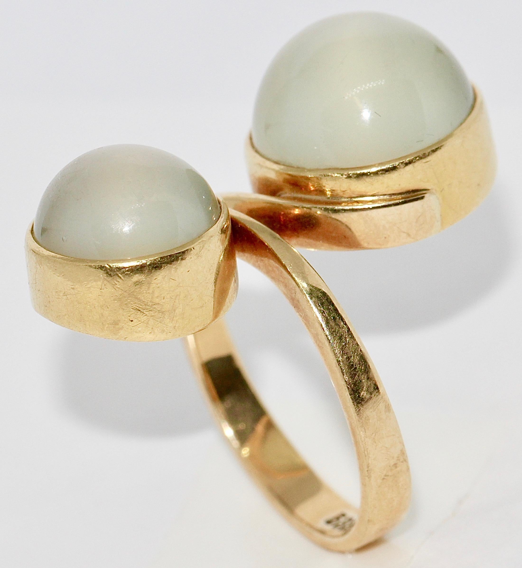 Very elegant ladies Ring, 14 Karat gold with moonstones.

Hallmarked.

US ring size 8 (7-)

You will also find the matching bracelet (bangle) in our offers.