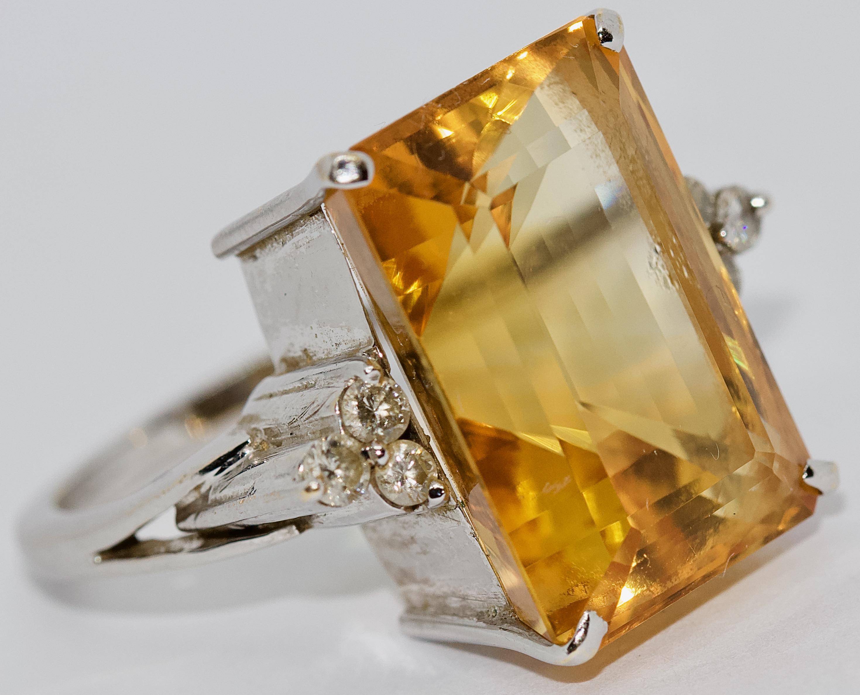 Flashy ladies' luxury ring, 18 K white gold with large faceted citrine in emerald cut and diamonds.

Including certificate of authenticity.

US ring size 9
On request we can adjust the ring size expertly.