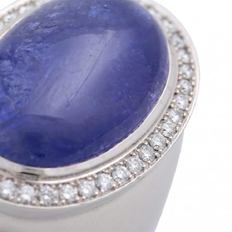 Ladies Ring, Especially with 1 Tanzanite Cabochón 25.36 Cts. and Diam. Total 1.0 In Excellent Condition For Sale In Stuttgart, BW