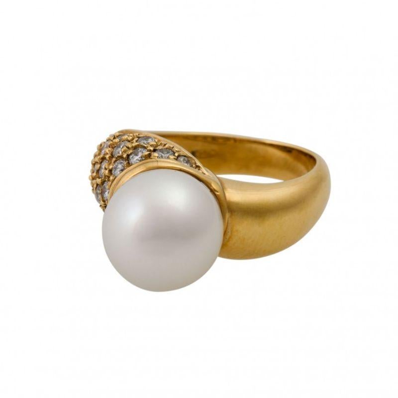 Damenring, GG 18K, besetzt mit 1 Südseeperle und 26 Diamanten, insgesamt ca. 0,66 ct. TW/VSi. Ringgröße ca. 54.
