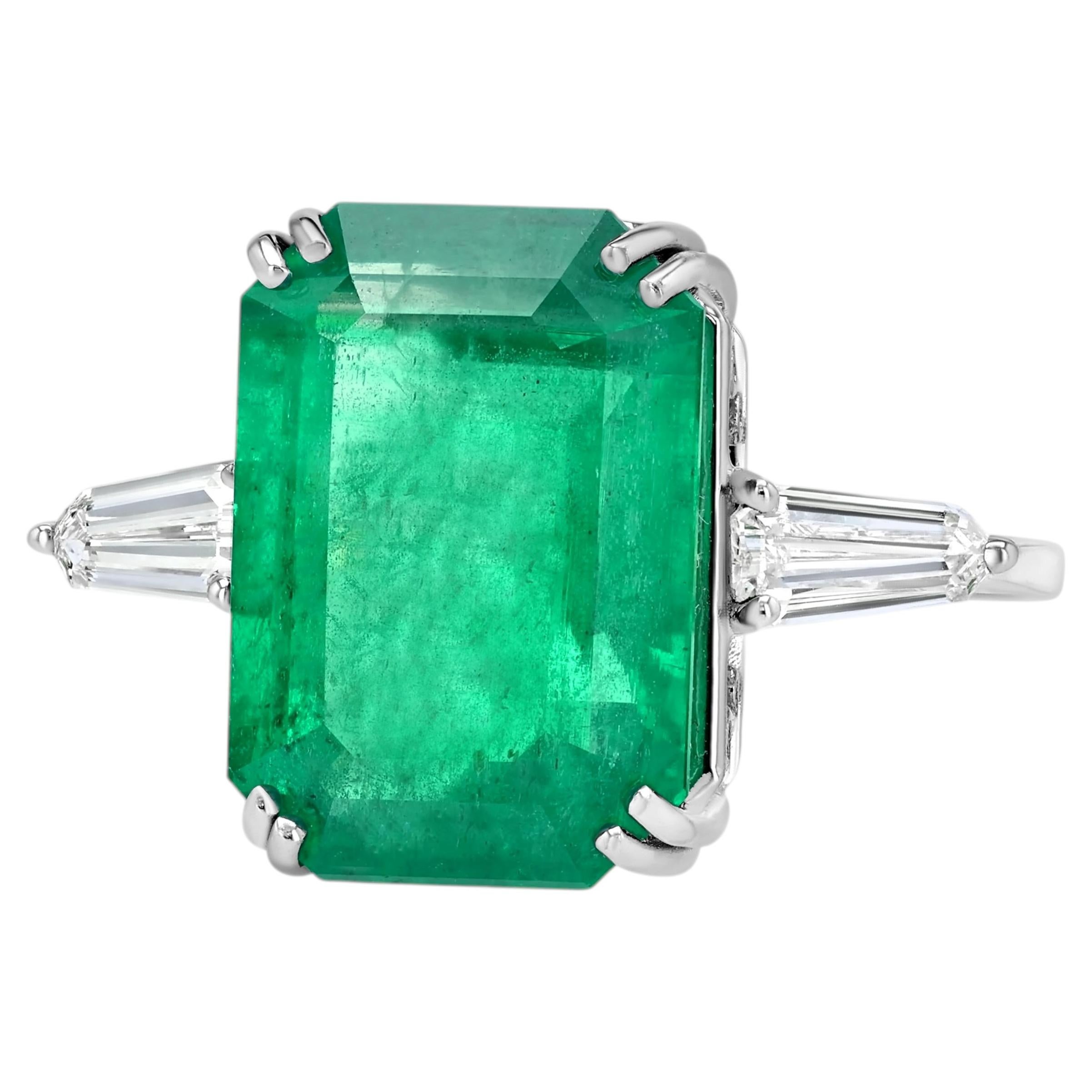 Anillo de mujer de oro de 18 quilates con una esmeralda de 9,60 ct y diamantes de 0,71 ct, estilo moderno