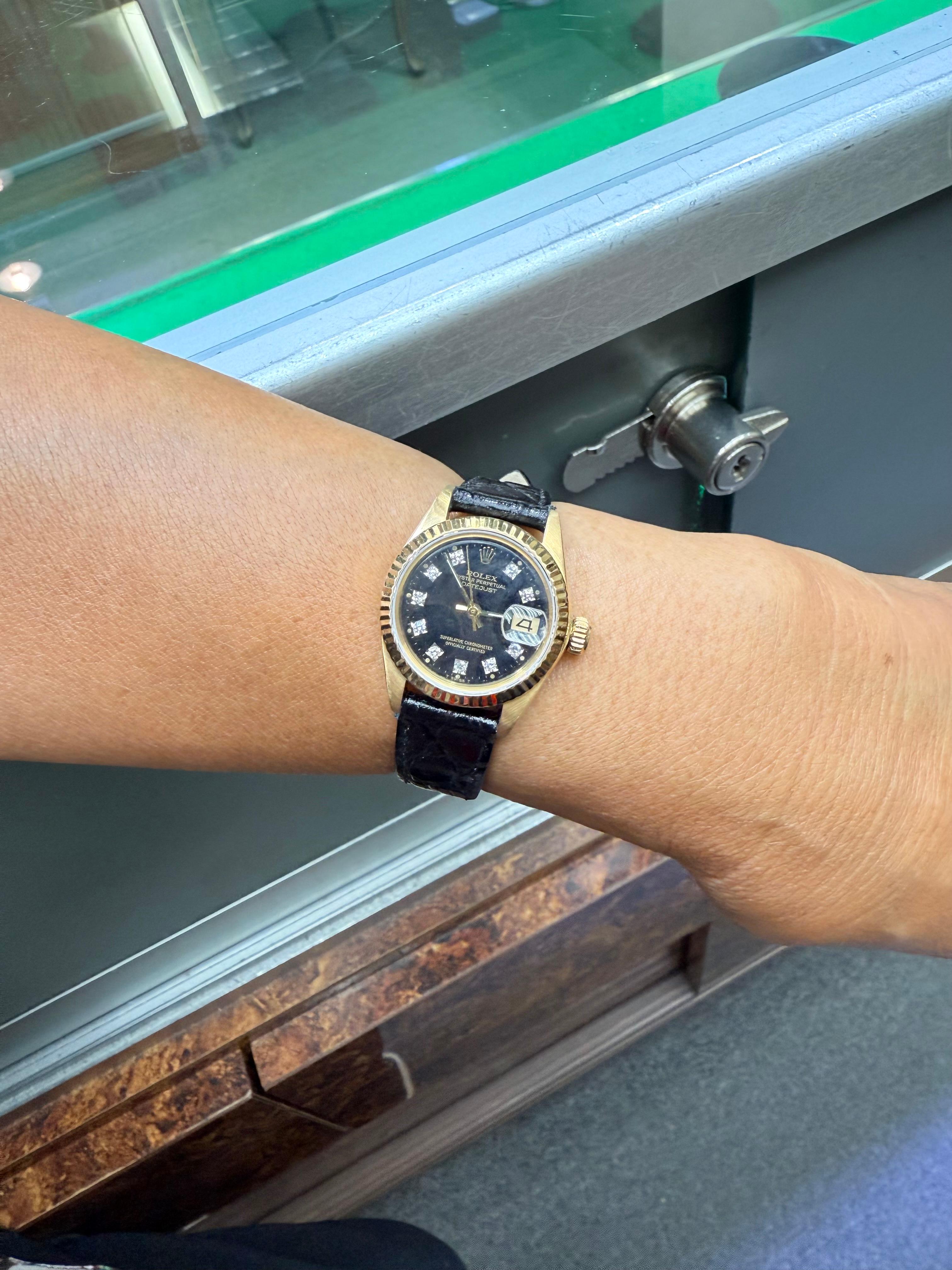 Damen Rolex 1981 Datejust 18k Gelbgold Armbanduhr mit Lederarmband.

Die Damen Rolex Datejust 18k Gelbgold Armbanduhr ist von 1981.   Das schwarze Zifferblatt hat Diamantmarkierungen.  Die Uhr ist in sehr gutem Zustand, sie wurde gewartet und läuft