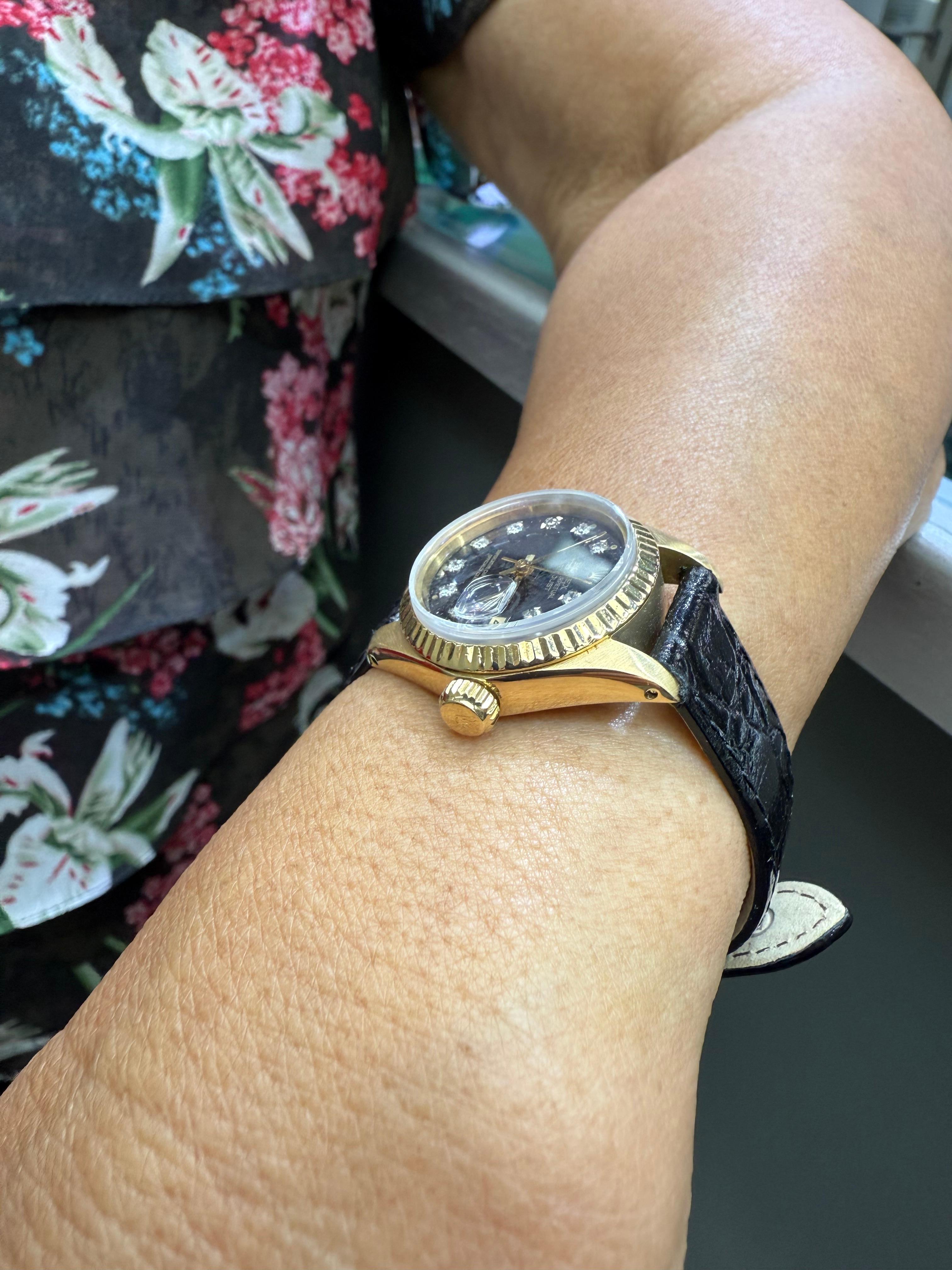 Damen Rolex 1981 Datejust 18k Gelbgold Armbanduhr mit Lederarmband (Zeitgenössisch) im Angebot