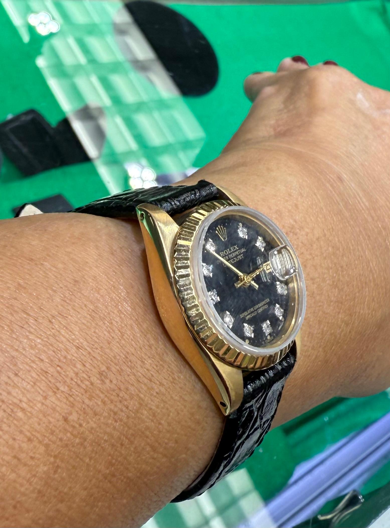 Damen Rolex 1981 Datejust 18k Gelbgold Armbanduhr mit Lederarmband (Einfacher Schliff) im Angebot