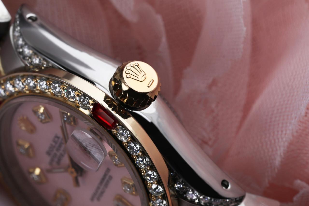 Ladies Rolex 26mm Datejust Two Tone Jubilee Pink MOP Mother Of Pearl Diamond Dial Bezel + Lugs + Rubies 69173

Cette montre est dans un état comme neuf. Elle a été polie, entretenue et ne présente aucune rayure ou imperfection visible. Toutes nos