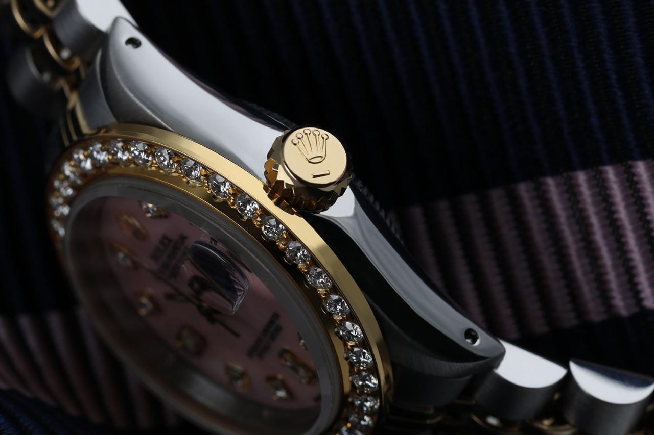 Damen Rolex 26mm Datejust Vintage Diamond Lünette zwei Ton rosa MOP Perlmutt 8 + 2 Diamond Dial 69173

Diese Uhr ist in neuwertigem Zustand. Es wurde poliert, gewartet und hat keine sichtbaren Kratzer oder Flecken. Alle unsere Uhren werden mit einer