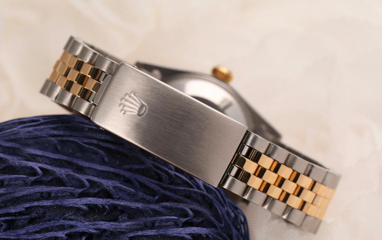 Rolex Montre Datejust 31mm à cadran romain gris avec lunette en saphir et diamant, pour femmes

Nous sommes très fiers de présenter ce garde-temps, qui est dans un état impeccable, ayant fait l'objet d'un polissage et d'un entretien professionnels
