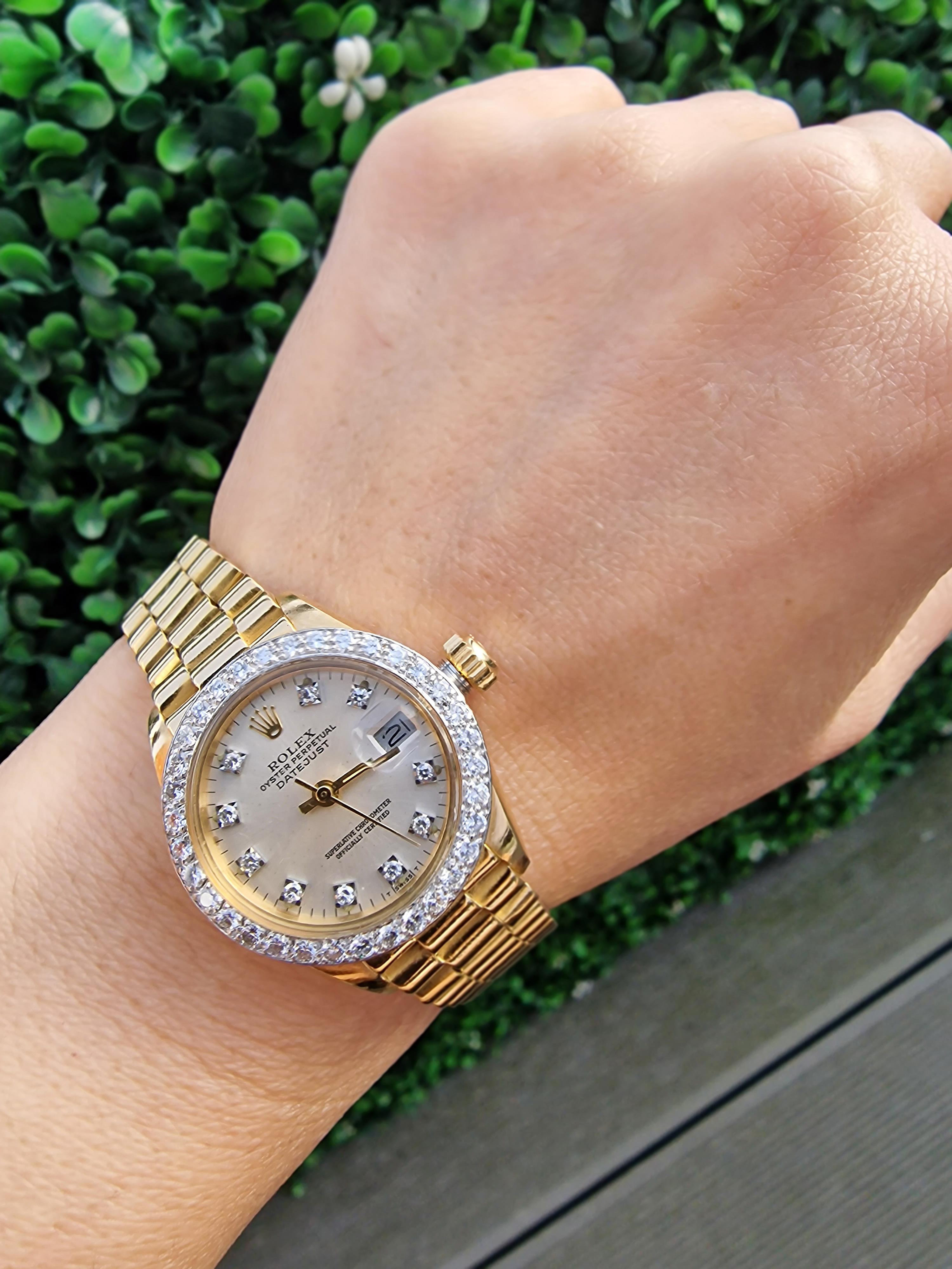 Sammlerstück Vintage 1979 Rolex Datejust Damenuhr in 18ct Gelbgold mit nachgesetzter Diamantlünette.
Die Uhr wurde kürzlich vor dem Hochladen gewartet und ist voll funktionsfähig.

Länge des Armbands: 17 cm

Genießen Sie die luxuriöse Präzision des