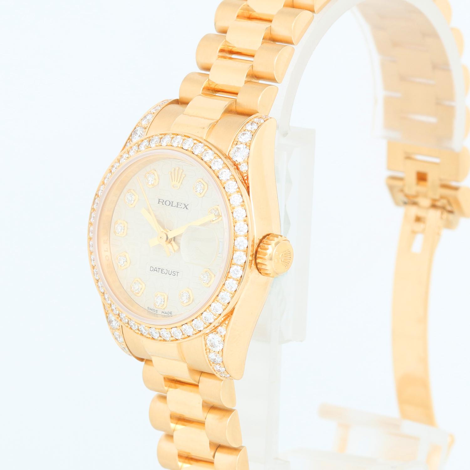 Ladies Rolex President 18k Gold & Diamond Watch 179158 - Automatischer Aufzug, 31 Juwelen, Quickset Datum, Saphirglas. 18k Gelbgold Gehäuse mit Diamant-Anhänger   (26 mm Durchmesser). Fabrik Jubilee Diamant-Zifferblatt . 18k Gelbgold Rolex Präsident
