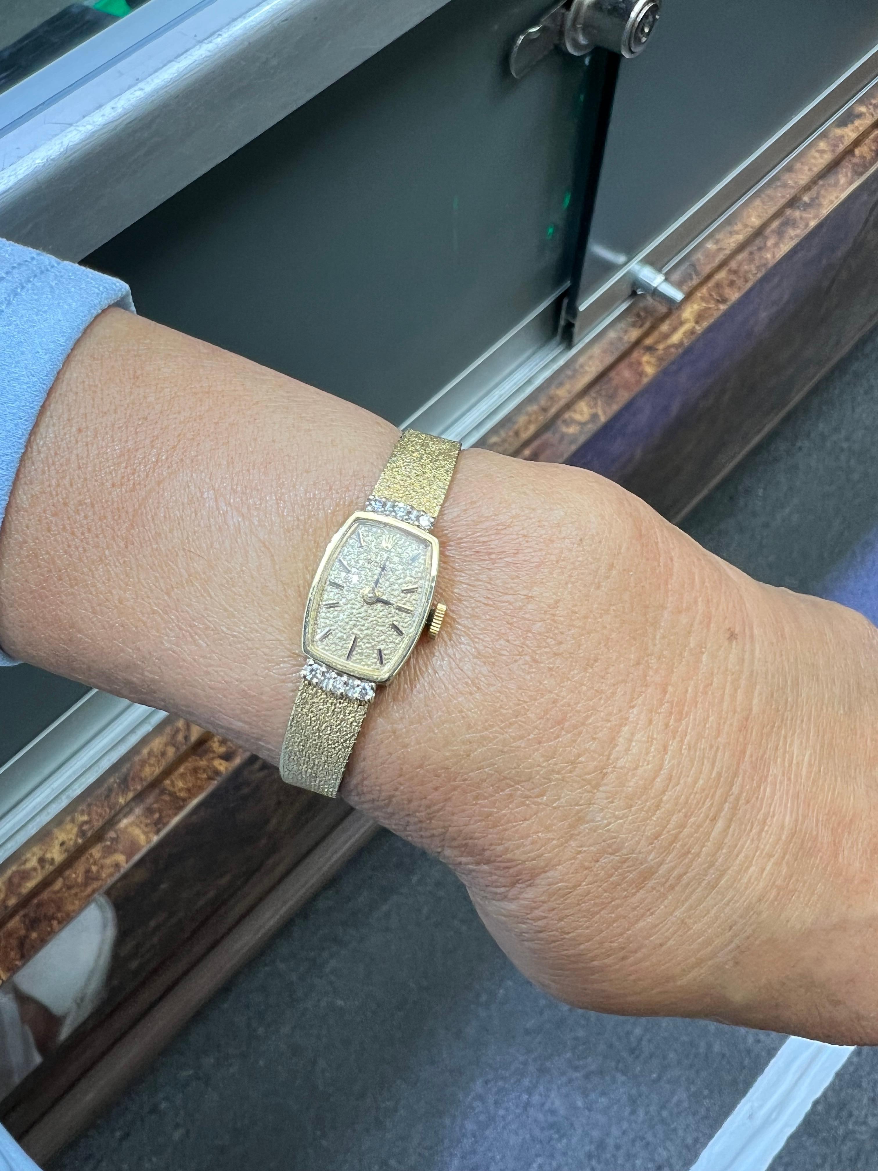 Damen Vintage Rolex Diamant 14k Gelbgold Armbanduhr, ca. 1960er Jahre.

Die Damen-Vintage-Rolex-Armbanduhr mit Diamantakzenten wurde in den 1960er Jahren hergestellt.  Diese Damenuhr im Kleidungsstil mit einem kissenförmigen Gehäuse ist mit 6