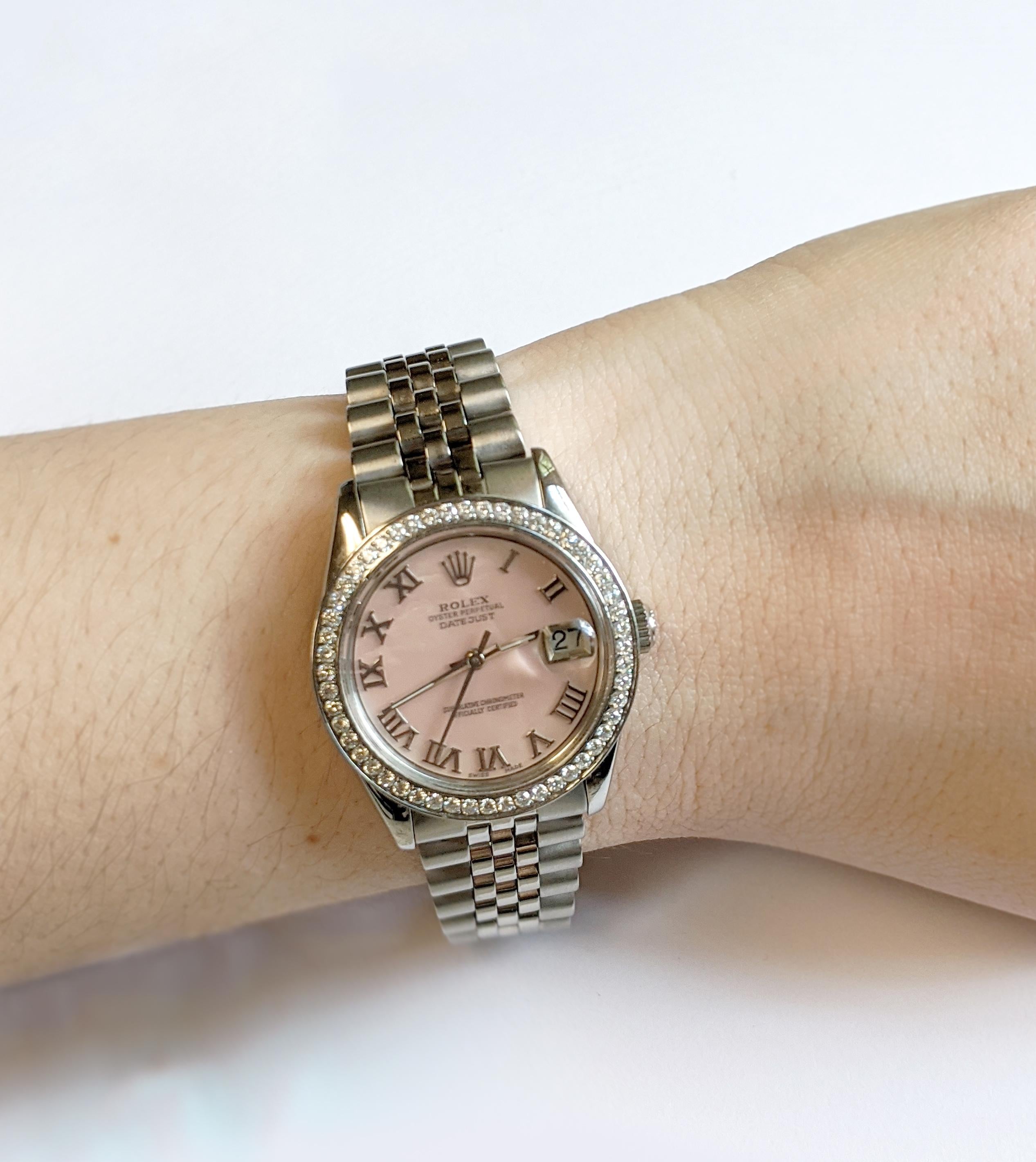 Rolex Edelstahl Oyster Perpetual DateJust Uhr
- Rolex DateJust
- 31mm
- Gehäuse aus Edelstahl
- Diamant-Lünette
- Rosa Perlmutt-Zifferblatt
- Jubiläumsarmband aus Edelstahl