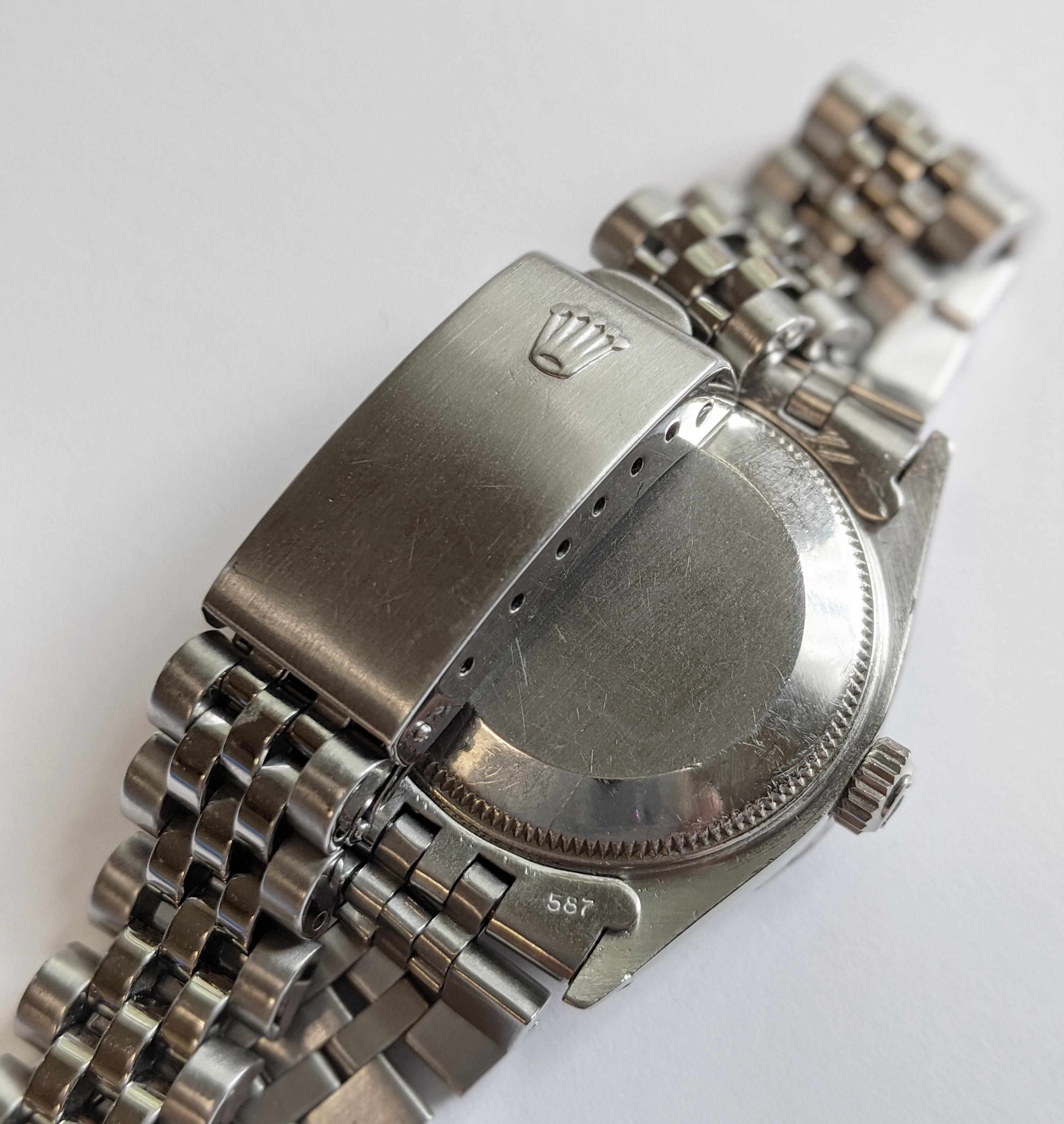 Damen Rolex mit rosa Perlmutt-Zifferblatt und Diamant-Lünette im Zustand „Gut“ in NEW ORLEANS, LA
