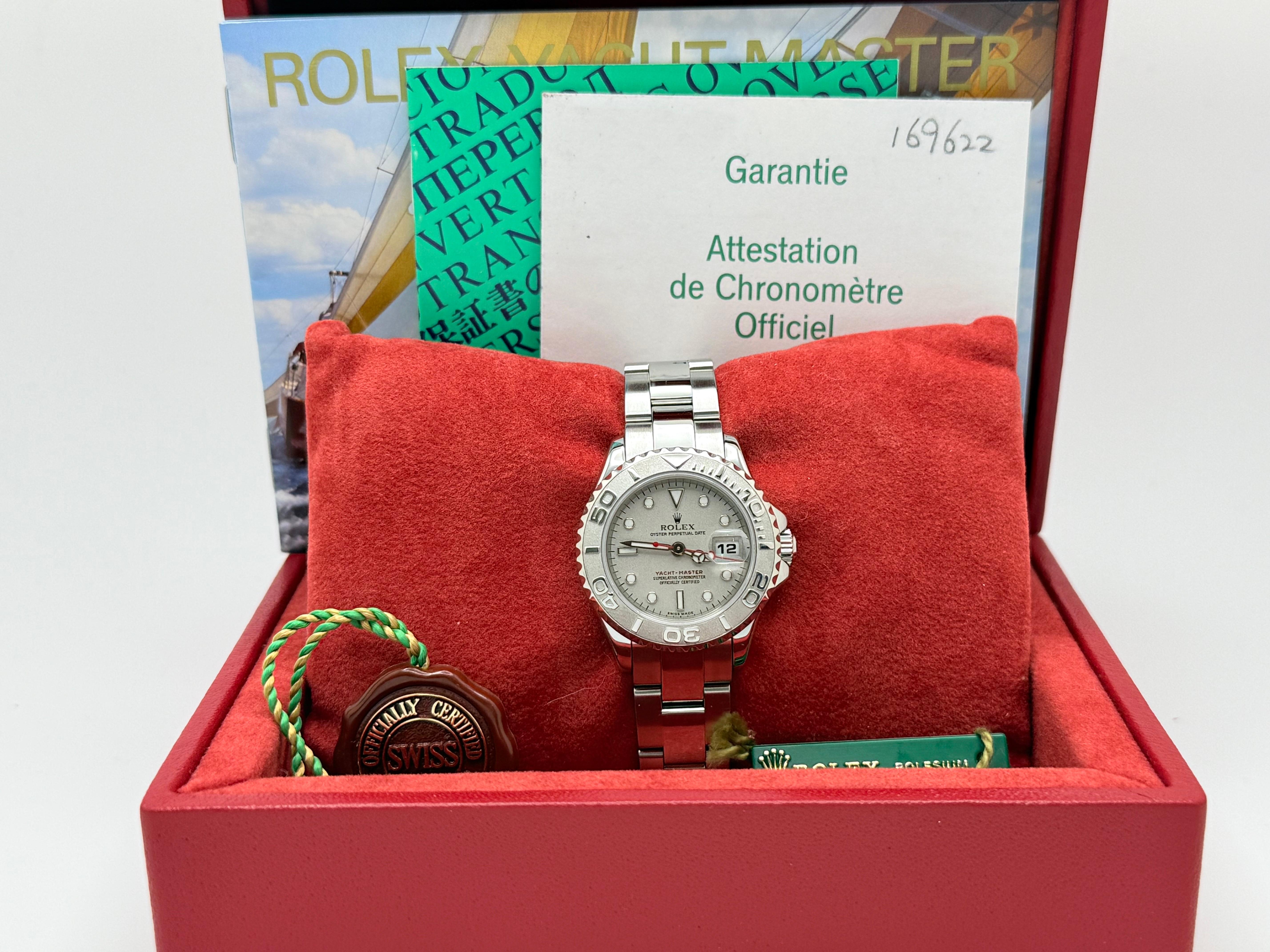 Numero di stile: 169622

Seriale: Y17****

Anno: 2002

Model: Rolex Yacht Master da donna

Materiale della cassa: Acciaio inossidabile

Fascia: Acciaio inossidabile

Lunetta: Platino

Quadrante: Platino

Volto: Cristallo di zaffiro

Dimensioni della