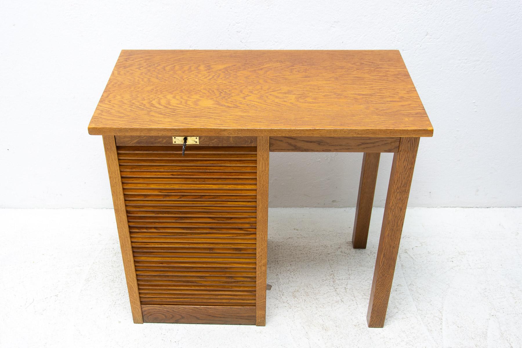 Ladies roller blind writing desk, 1930s, Bohemia In Excellent Condition For Sale In Prague 8, CZ