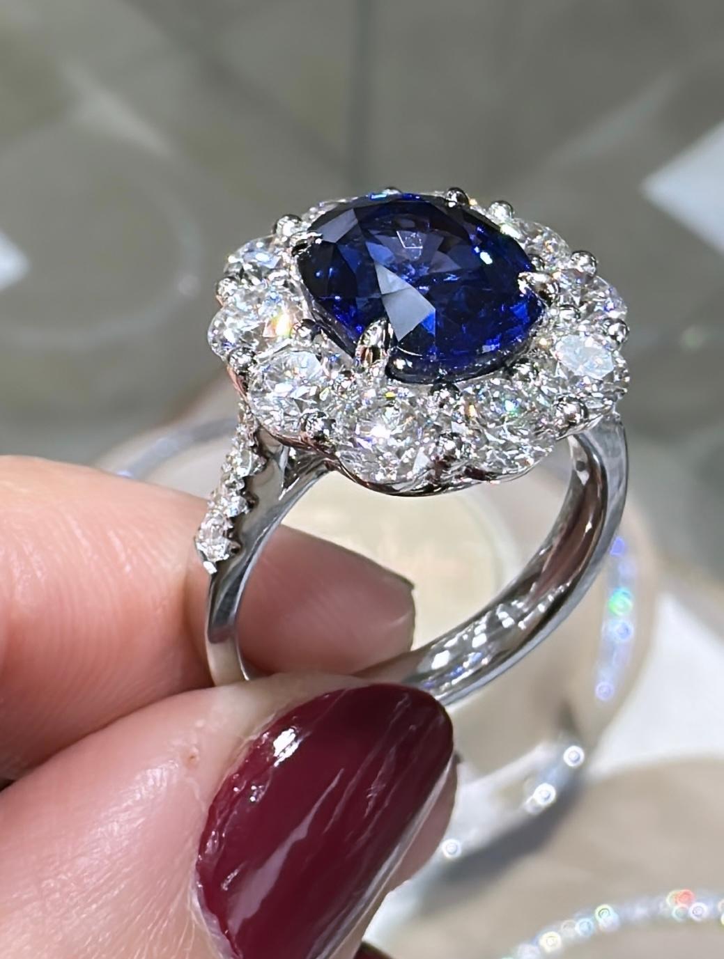 Ladies Statement 5.09ct Oval Cut Royal Blue Sapphire & Diamond Ring In New Condition For Sale In New York, NY