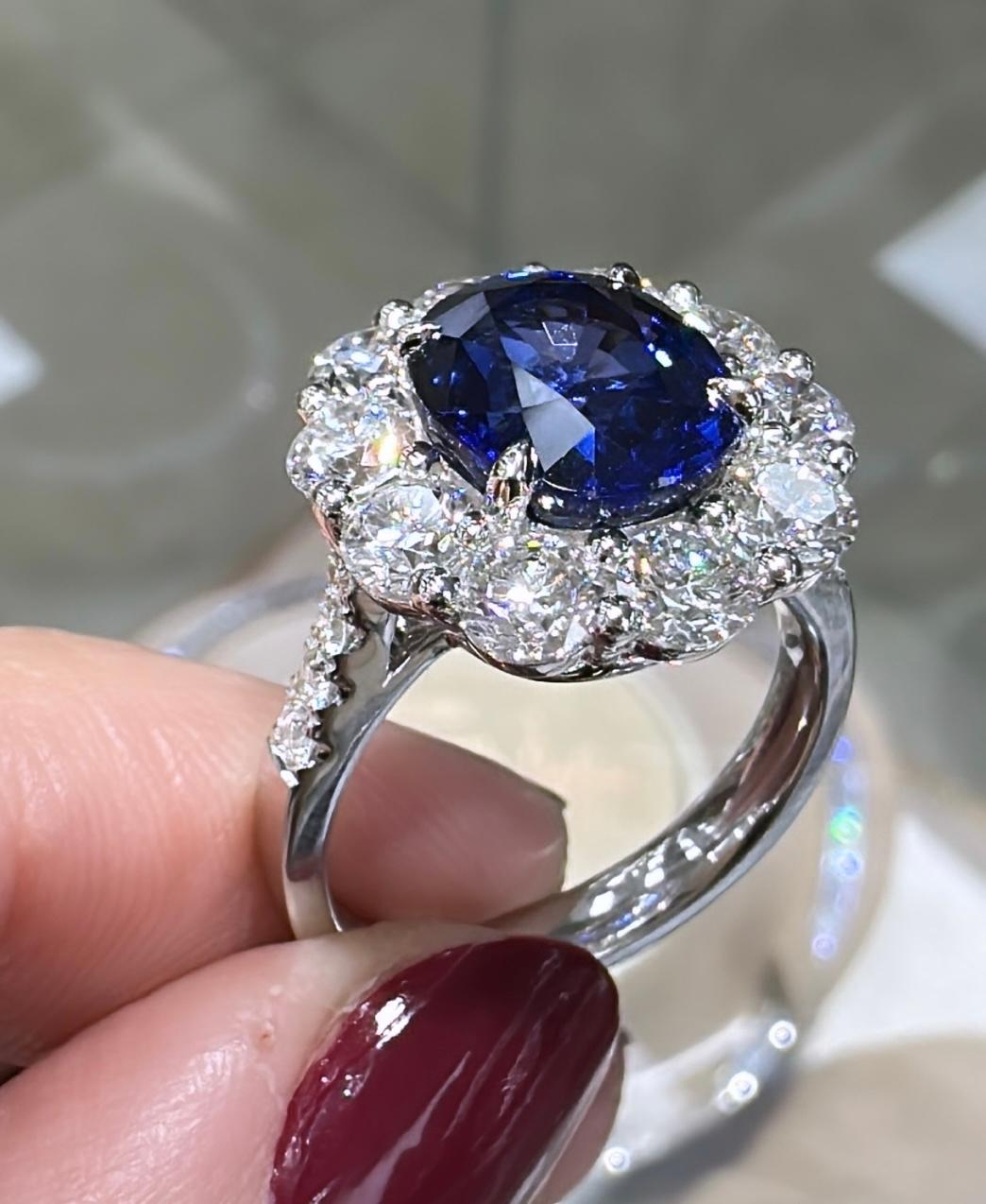Women's Ladies Statement 5.09ct Oval Cut Royal Blue Sapphire & Diamond Ring For Sale