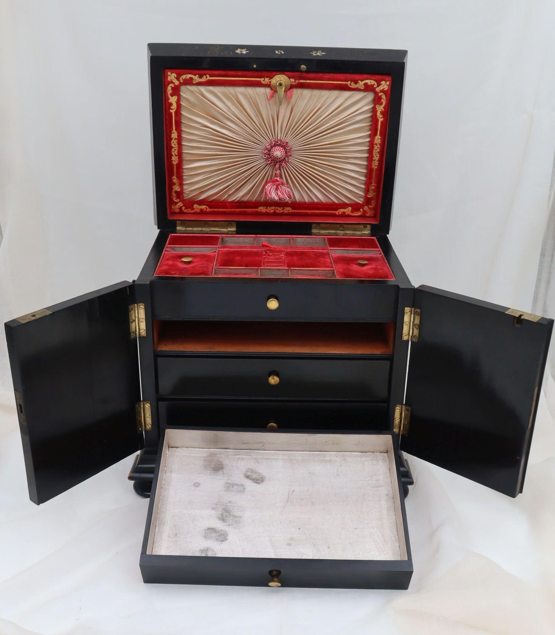 Inlay Ladies table compendium and jewelry box For Sale