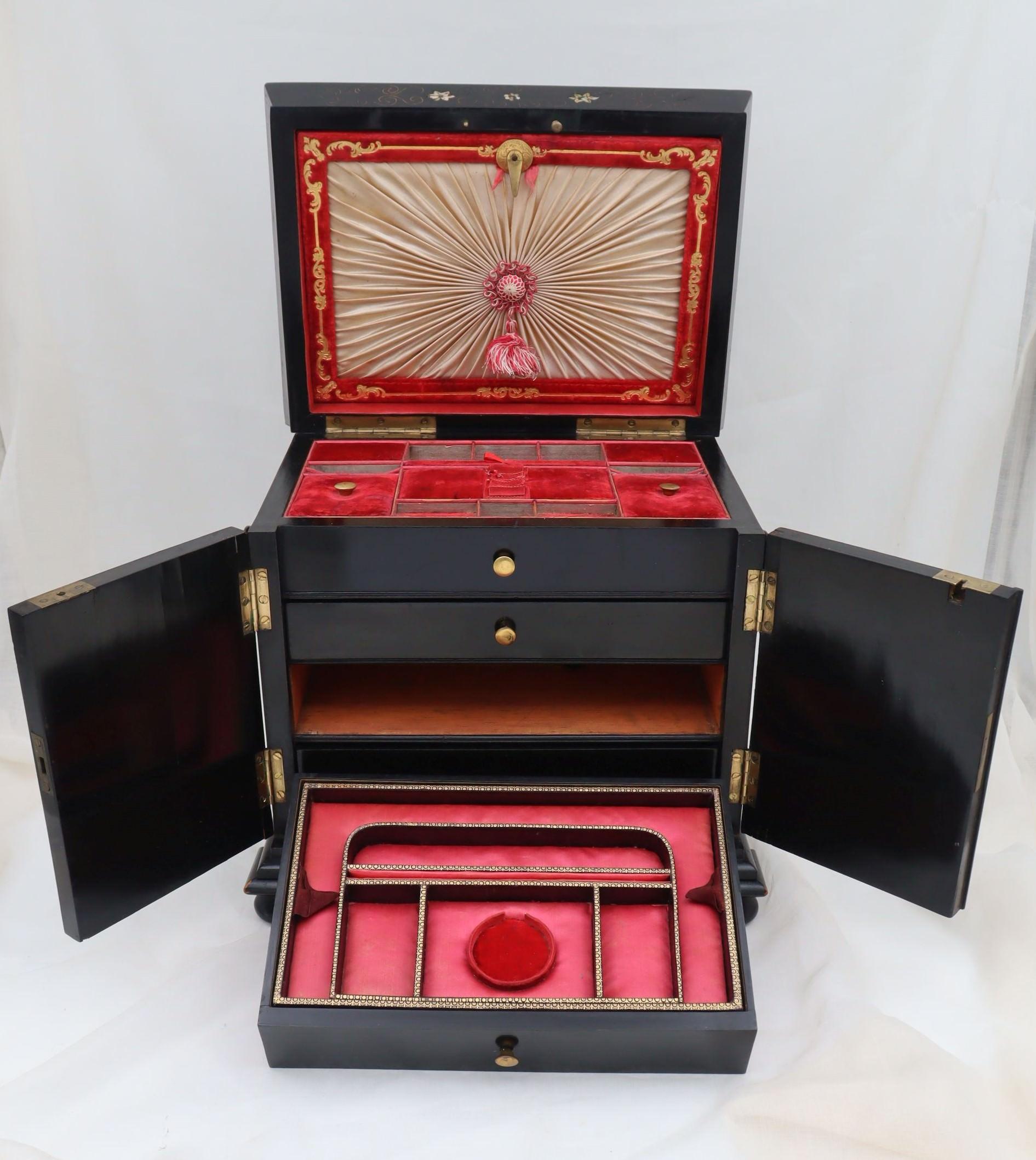Ladies table compendium and jewelry box In Good Condition For Sale In East Geelong, VIC