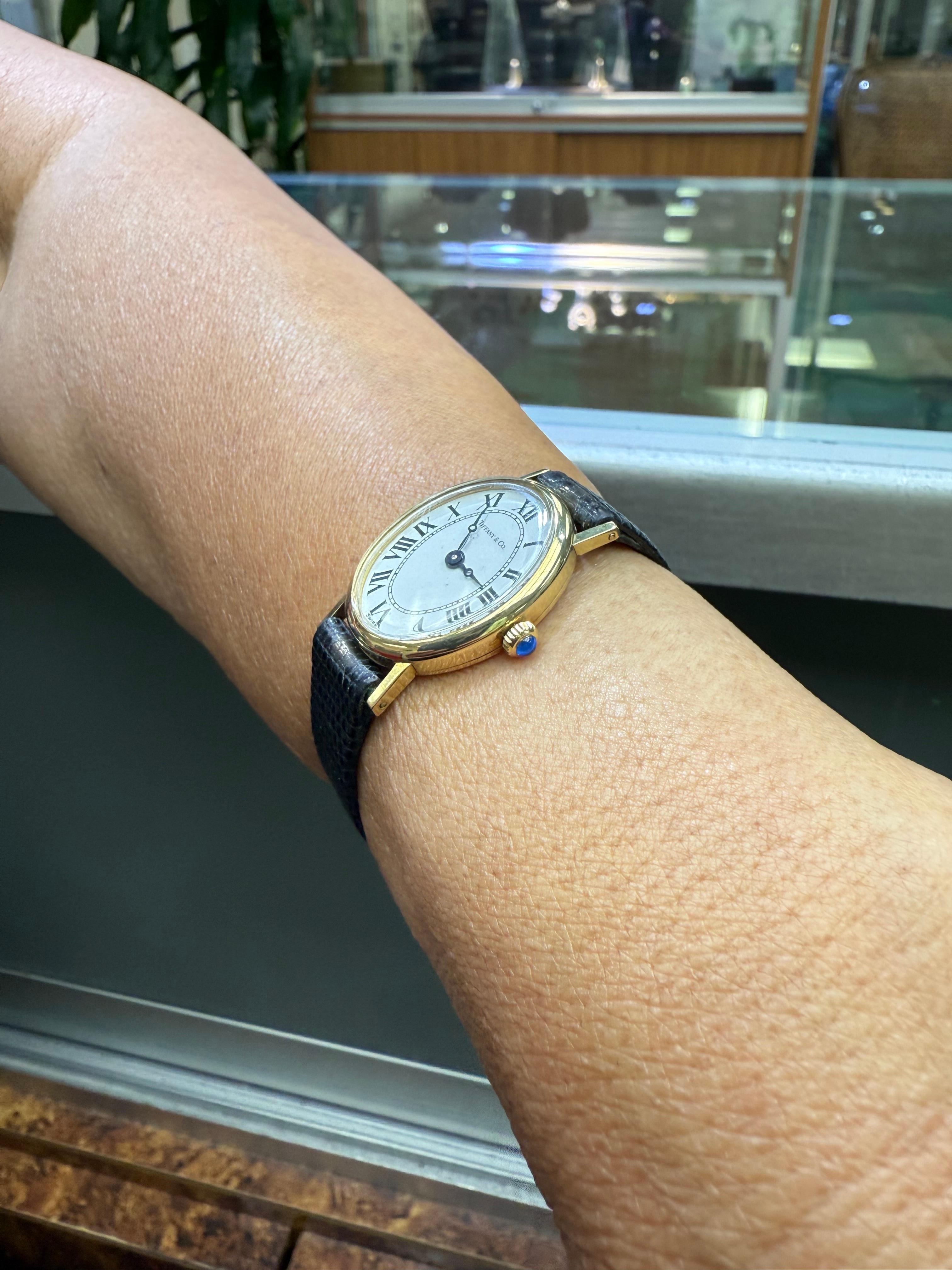 Reloj de pulsera Tiffany de oro amarillo de 14 quilates de los años 70 para señora, con correa de piel Moderno en venta