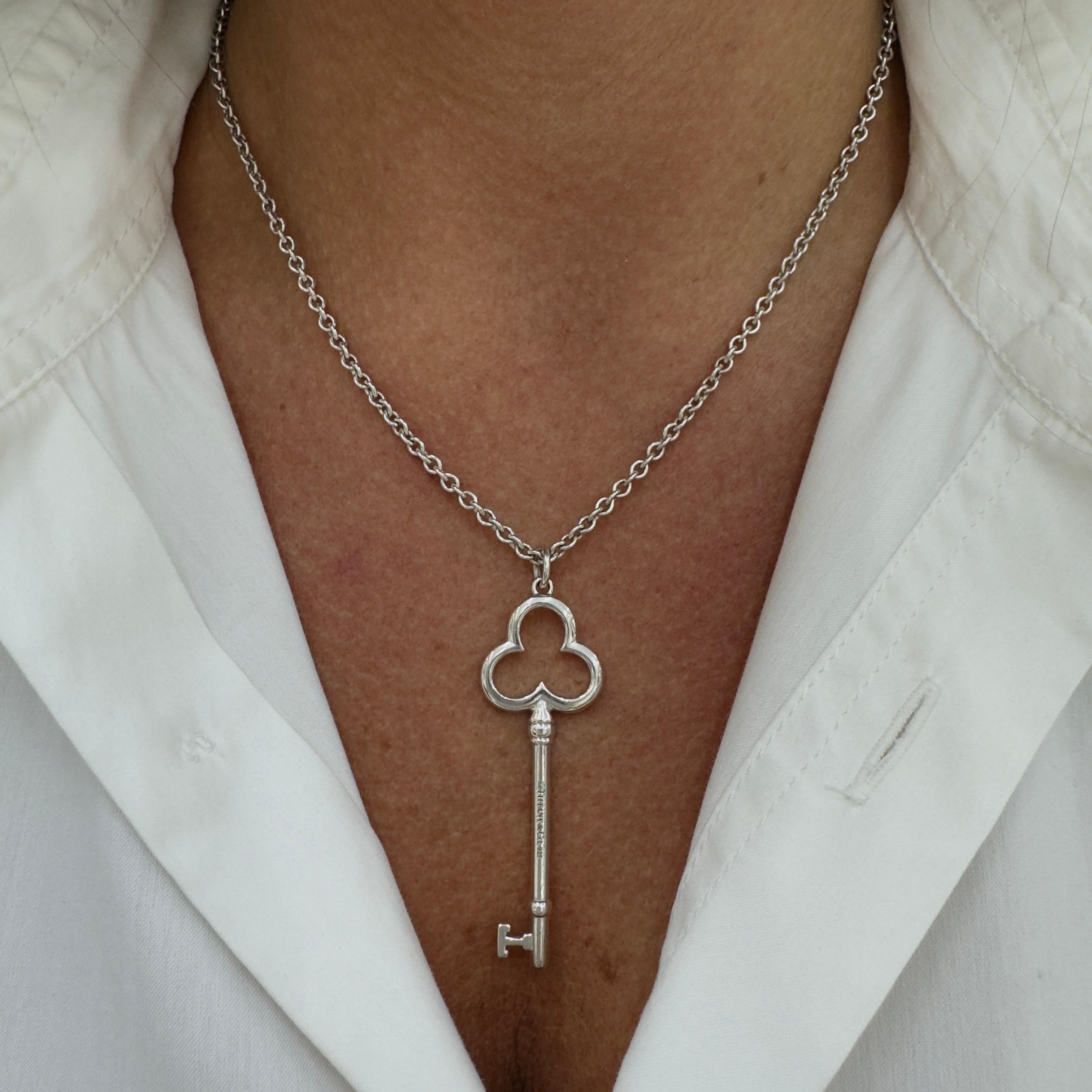 Collier à pendentif clé trèfle en argent 925 de Tiffany & Co. en vente 5