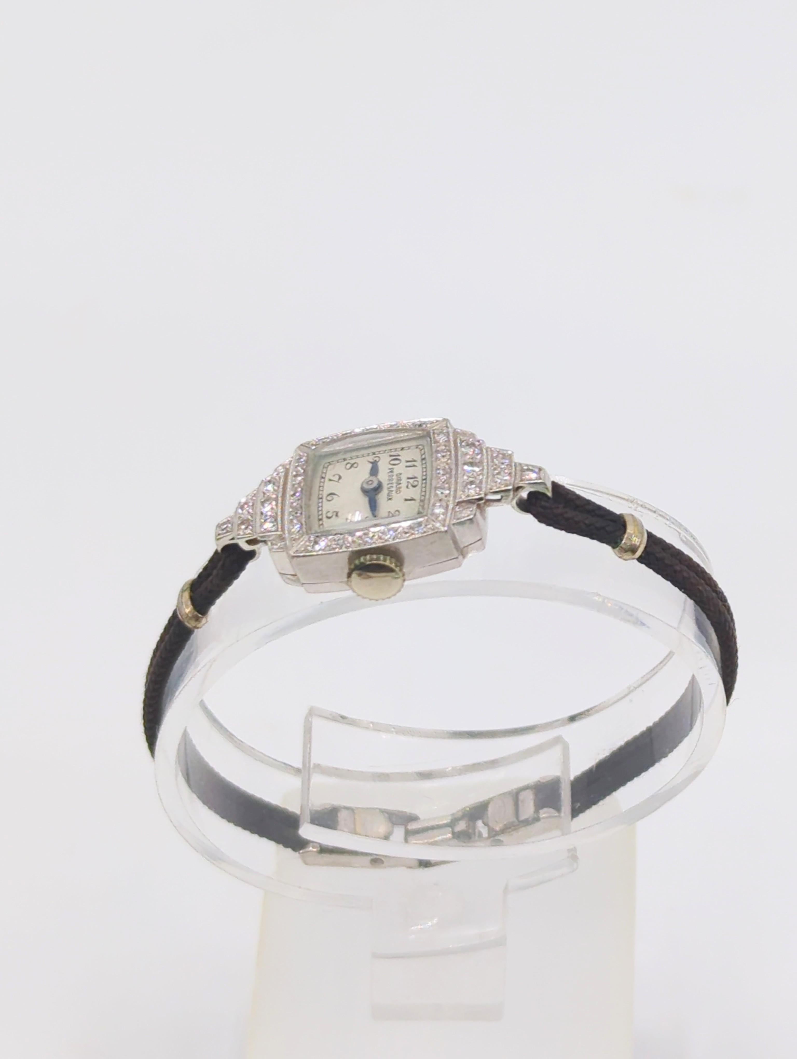 Montre-bracelet suisse Tiny Girard Perregaux pour femme en platine massif et diamants à remontage manuel en vente 5