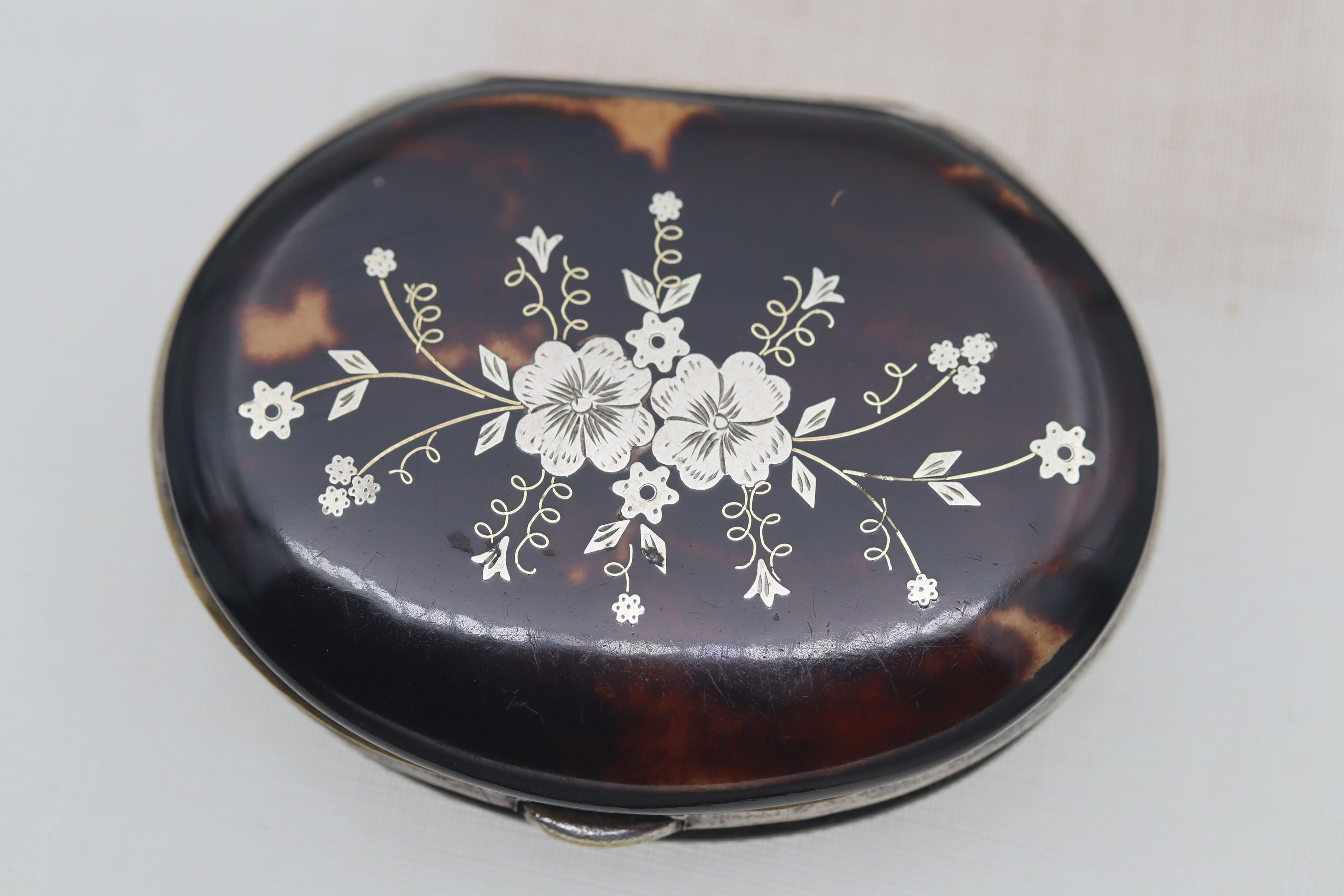 Ladies tortoiseshell coin purse inlaid with silver flowers In Good Condition In East Geelong, VIC