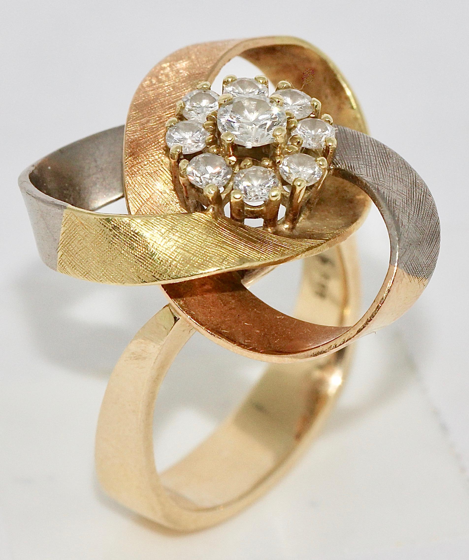 Glamorous ladies tricolor diamond ring. 14 Karat gold.

Yellow-, white- and rose gold.

The big solitaire in the middle is 0.17 carat.
The diamonds are of a very good quality.

Gold and master hallmark.

US Ring Size: 6.1 (6)