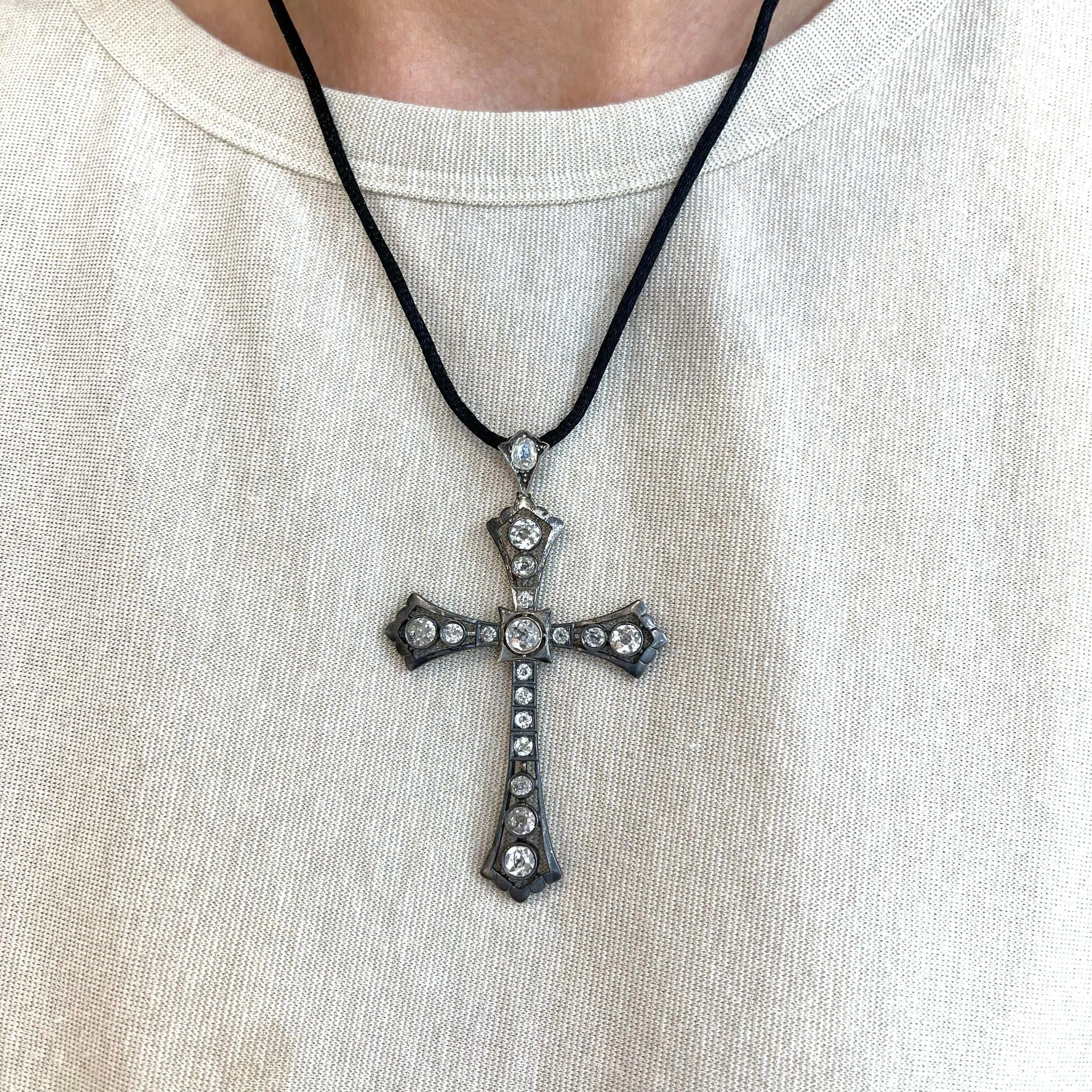 Ladies Victorian Antique Sterling Silver Old Cuts Diamond Cross Pendant Necklace In Excellent Condition For Sale In Houston, TX