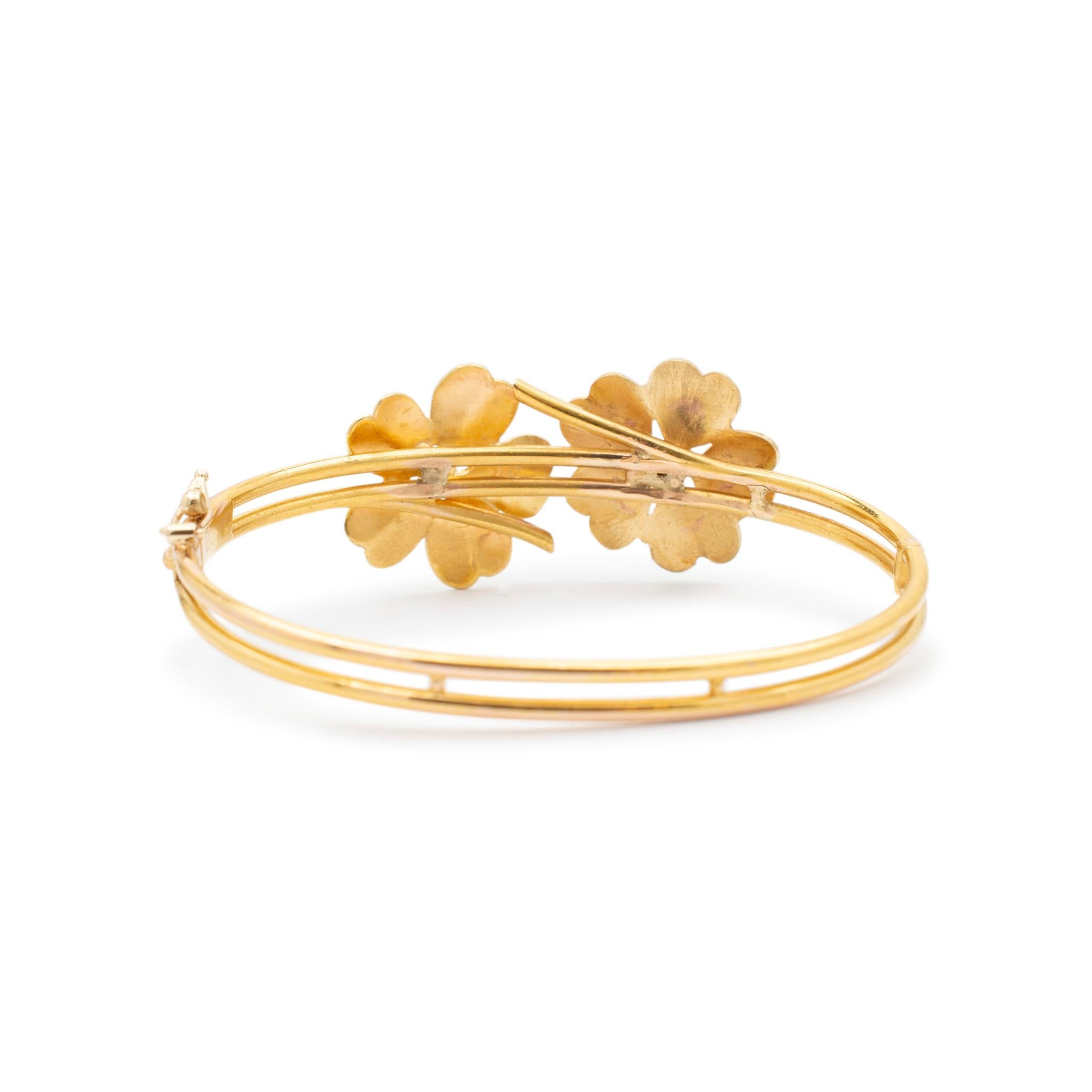 Ladies Vintage 18K Yellow Gold Diamond Flower Bangle Bracelet In Excellent Condition For Sale In Houston, TX