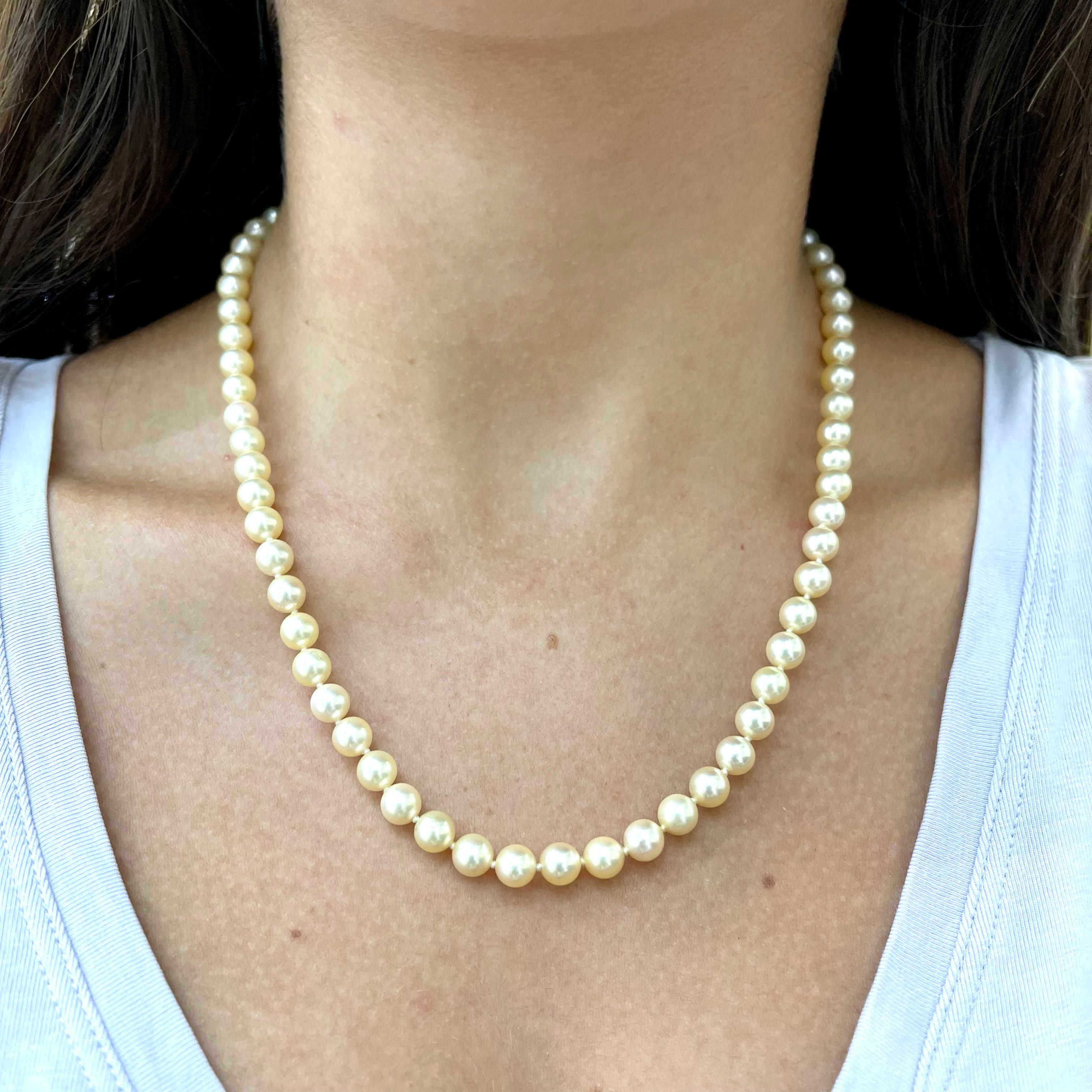 Ladies Vintage Natural Pearl Beads Cocktail Chain Necklace With 14K Yellow Gold For Sale 1