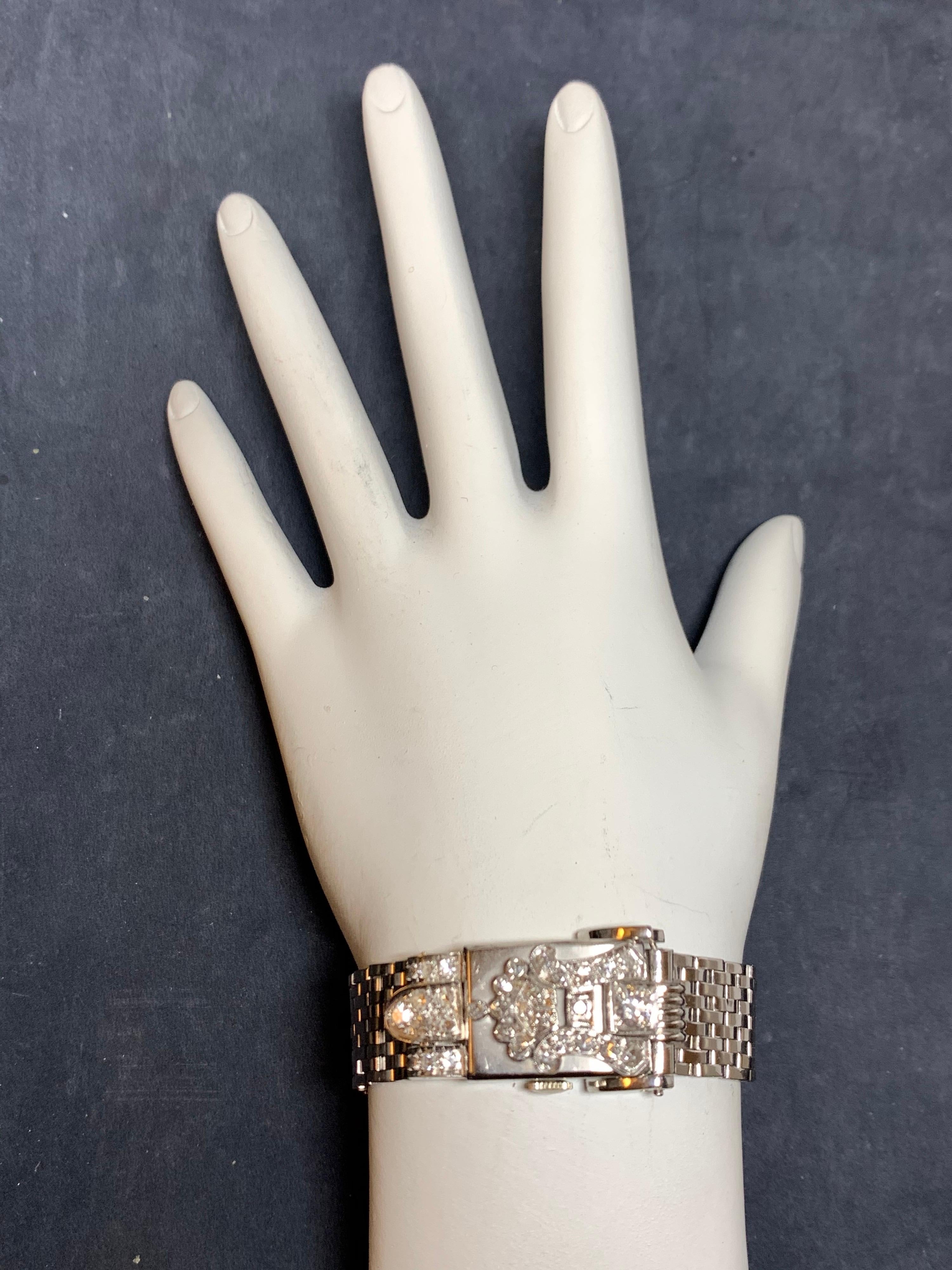 Raro reloj de cóctel emergente de cuerda manual, de colección, para señora, engastado en platino de Ginebra con aproximadamente 0,60 quilates de diamantes naturales. 
 
Está engastado con 32 diamantes incoloros naturales que pesan aproximadamente