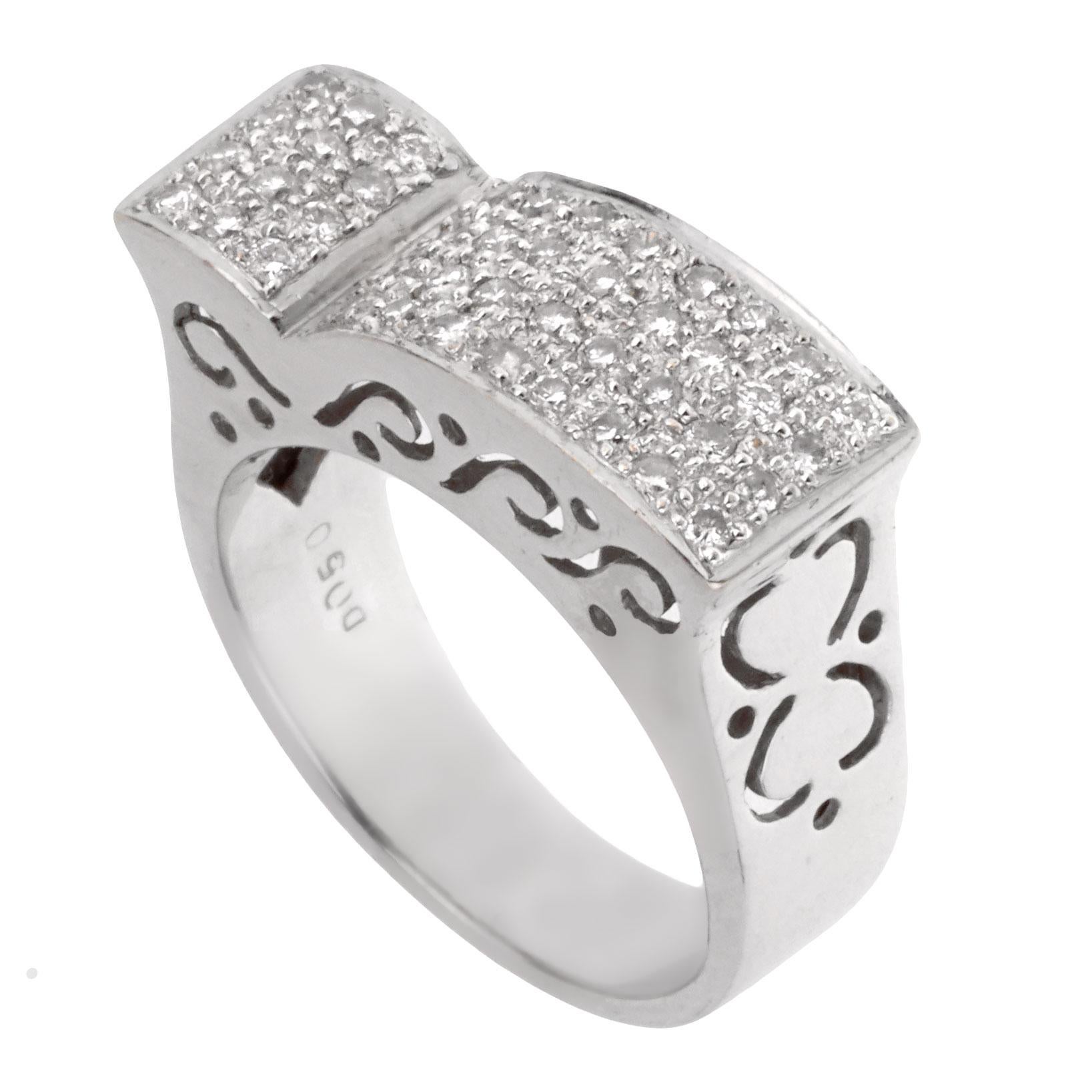 Taille ronde Bague cocktail en or blanc et diamants pour femmes en vente