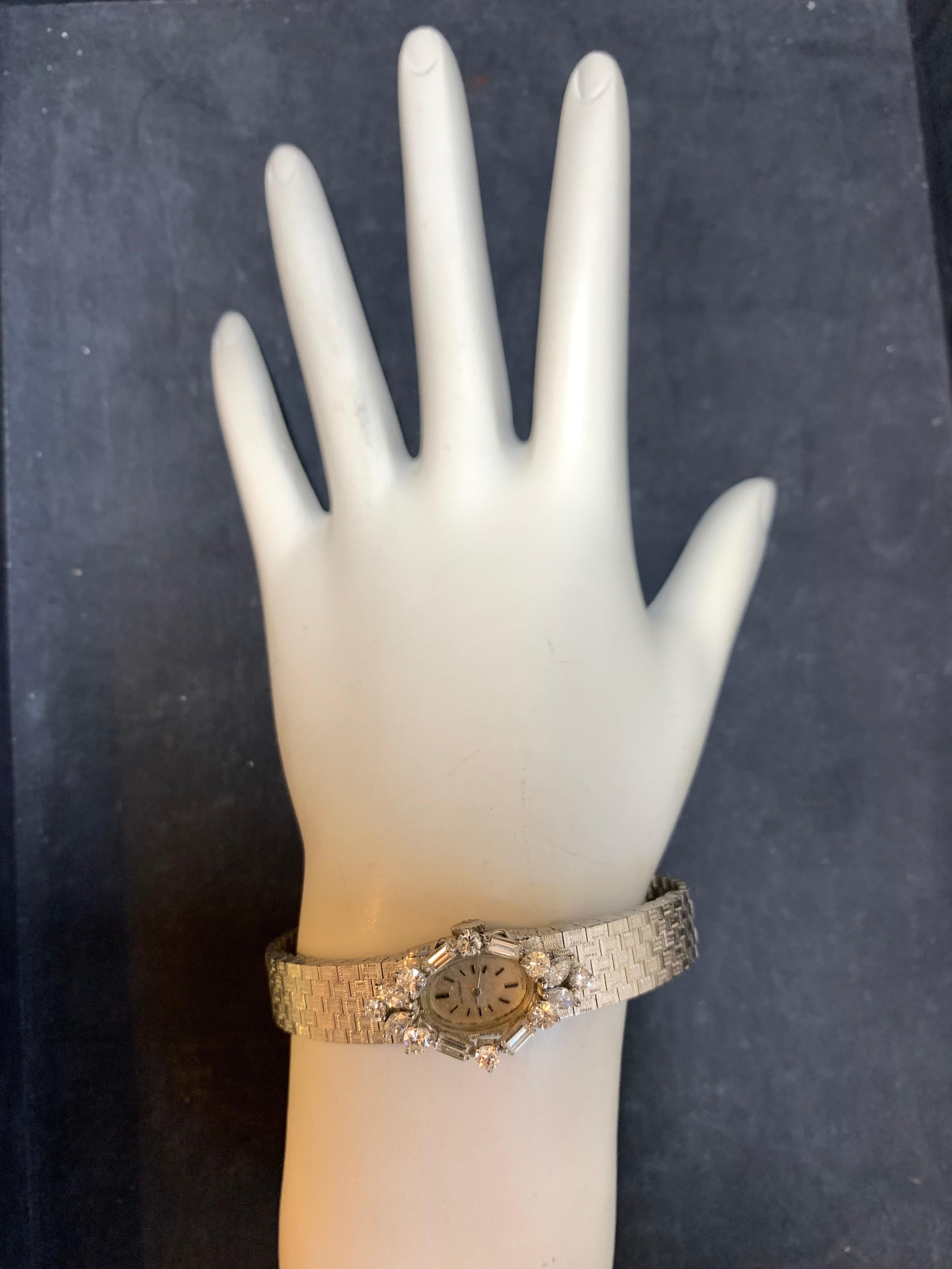 Seltene Movado Collectable Damen 18k Weißgold mit etwa 2 Karat natürlichen Diamanten Handaufzug Cocktail-Uhr. 

Es ist mit 16 natürlichen farblosen Diamanten mit einem Gewicht von etwa 2 Karat, die Uhr selbst wiegt 34,8 Gramm und ist 6,5 