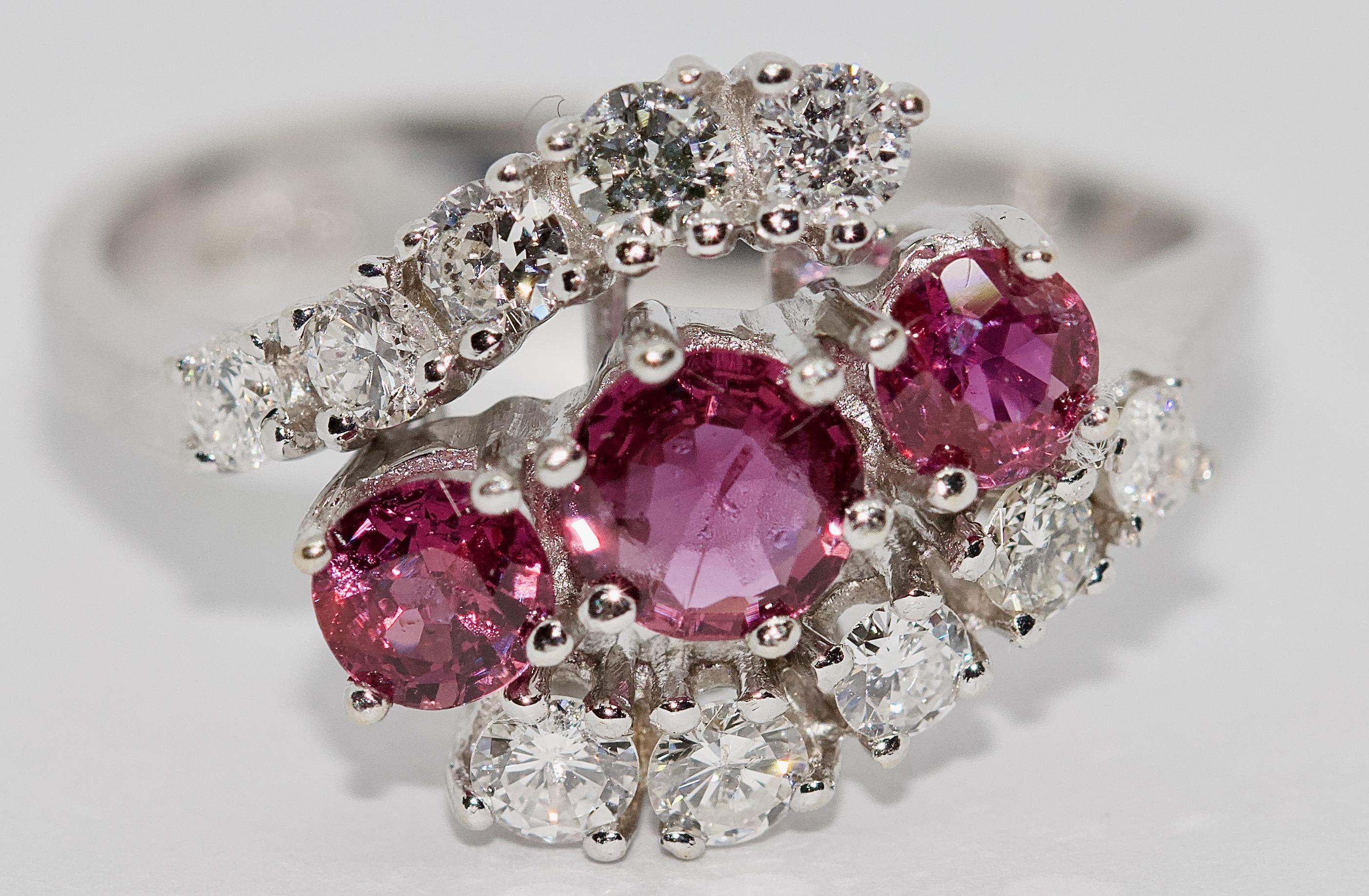 Ladies White Gold Ring with Rubies and Diamonds In Good Condition For Sale In Berlin, DE